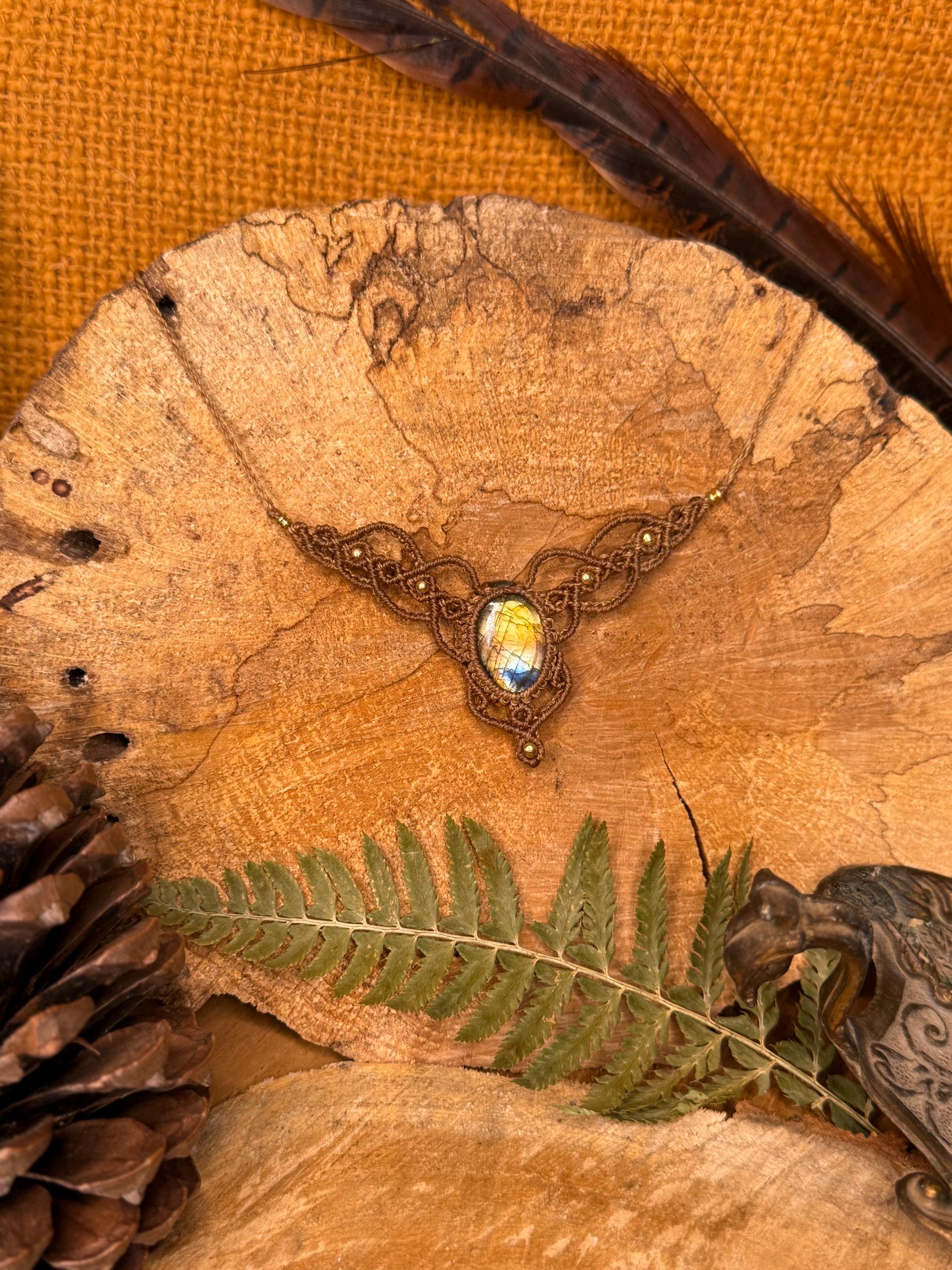 Collier / Tour de cou fait main micro-macramé avec pierre naturelle labradorite (Neckband-ras de cou) cadeau énergétique