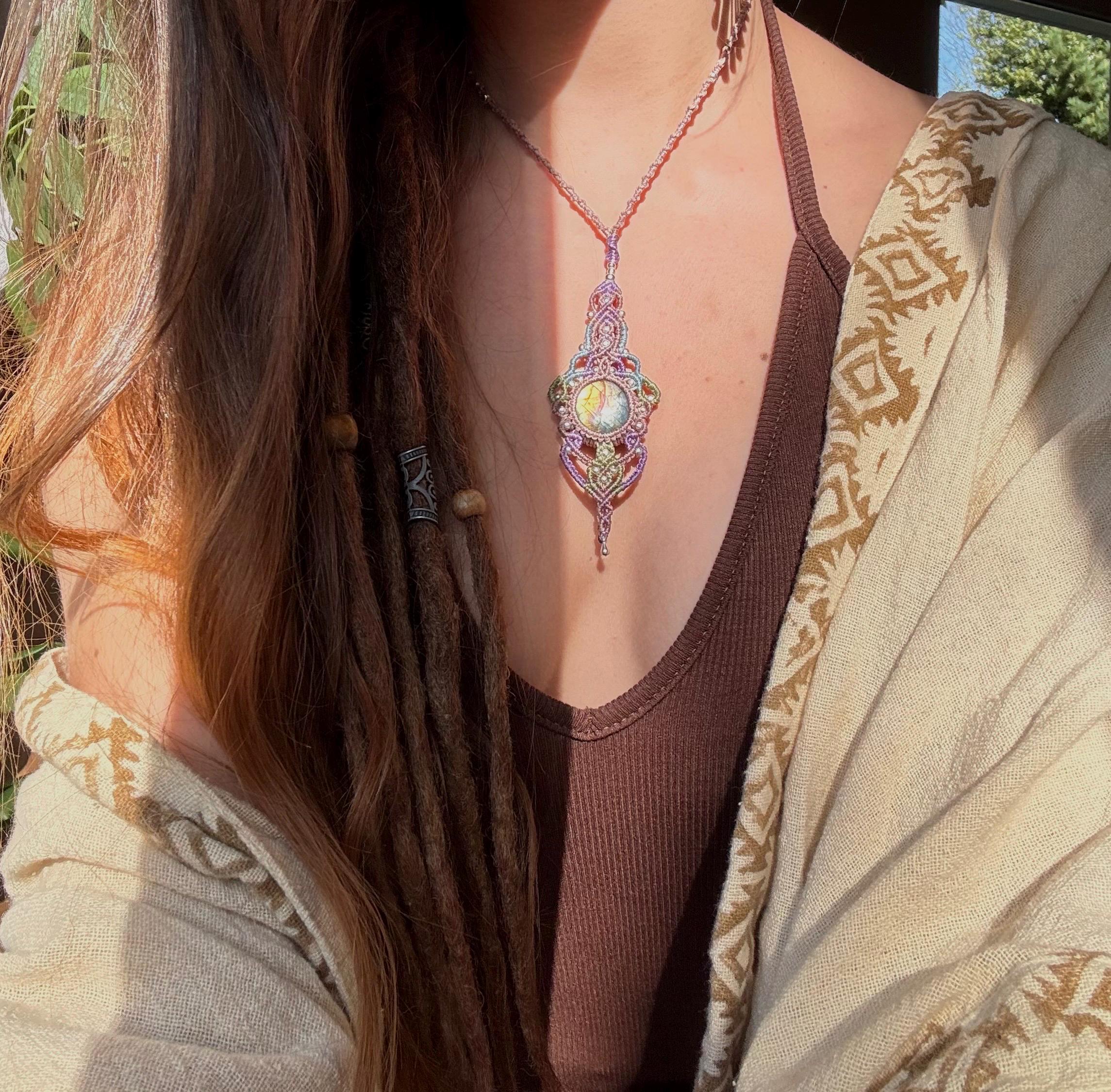 Collier fait main micro-macramé avec pierre naturelle labradorite - makrame - collier hippie - collier bohème - collier féerique cadeau