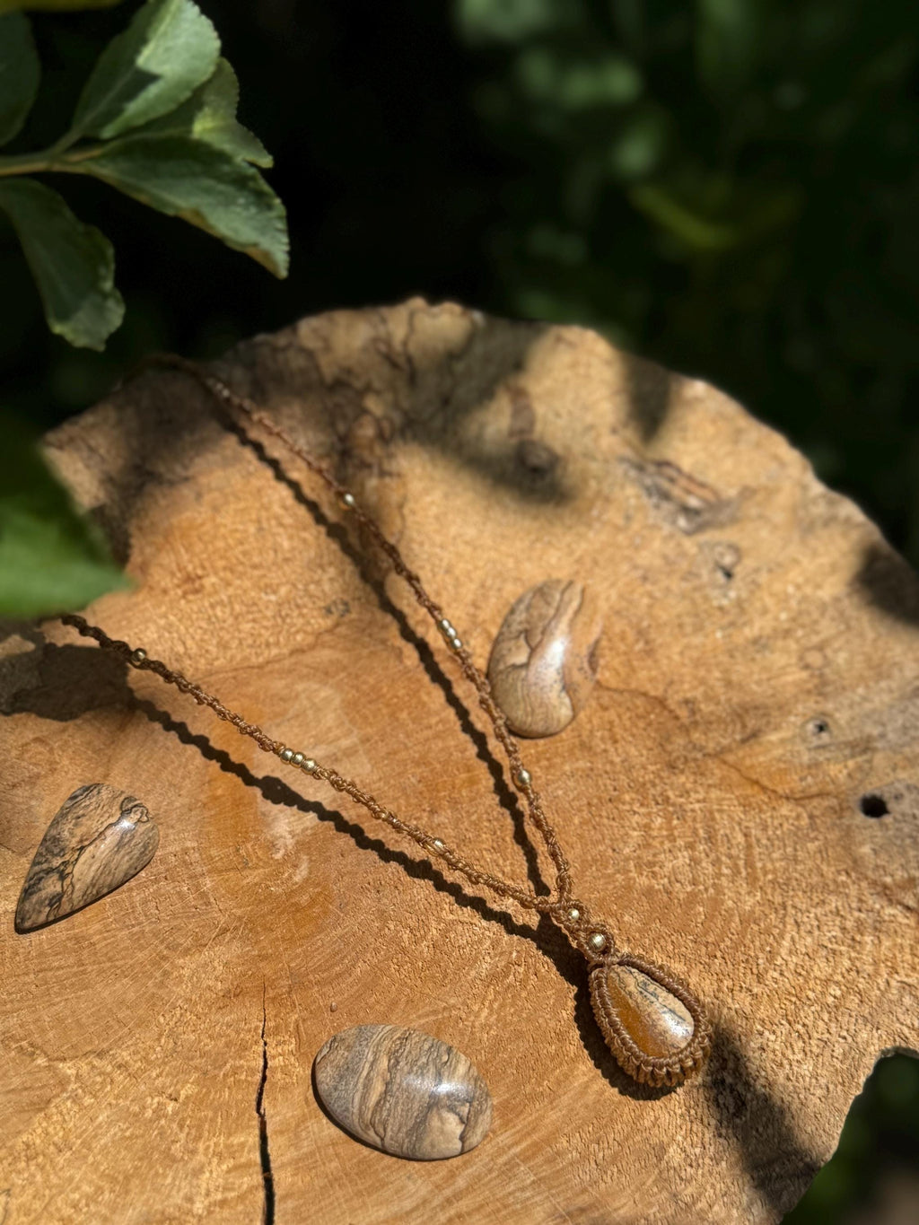 Collier fait main micro-macramé avec une pierre de jaspe paysage connection à la terre - makrame collier bohème cadeau énergétique