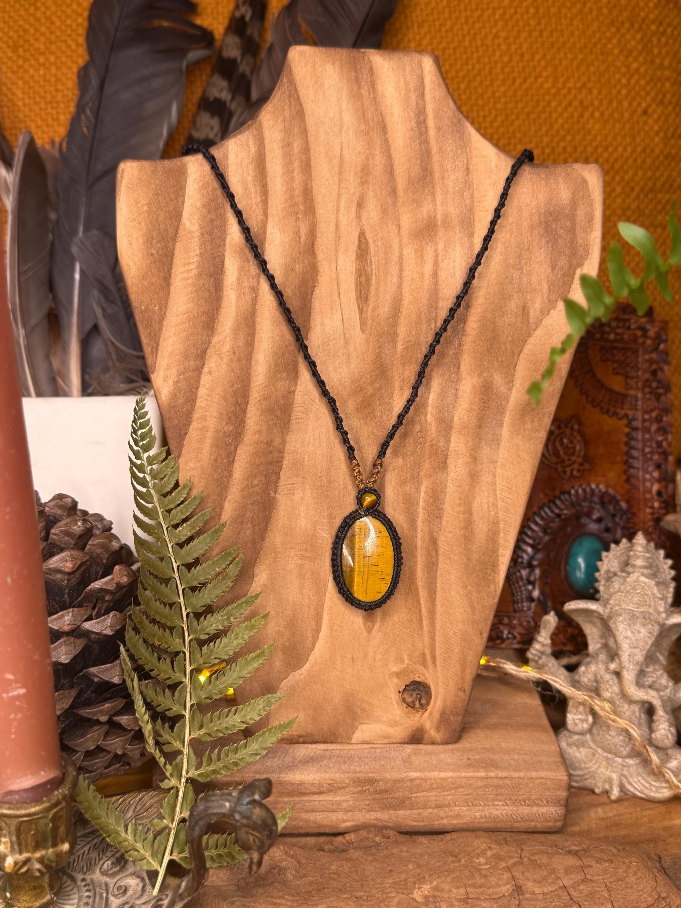 Collier fait main en micro-macramé avec pierre œil de tigre - makrame - collier hippie - collier bohème - collier zen - collier homme femme