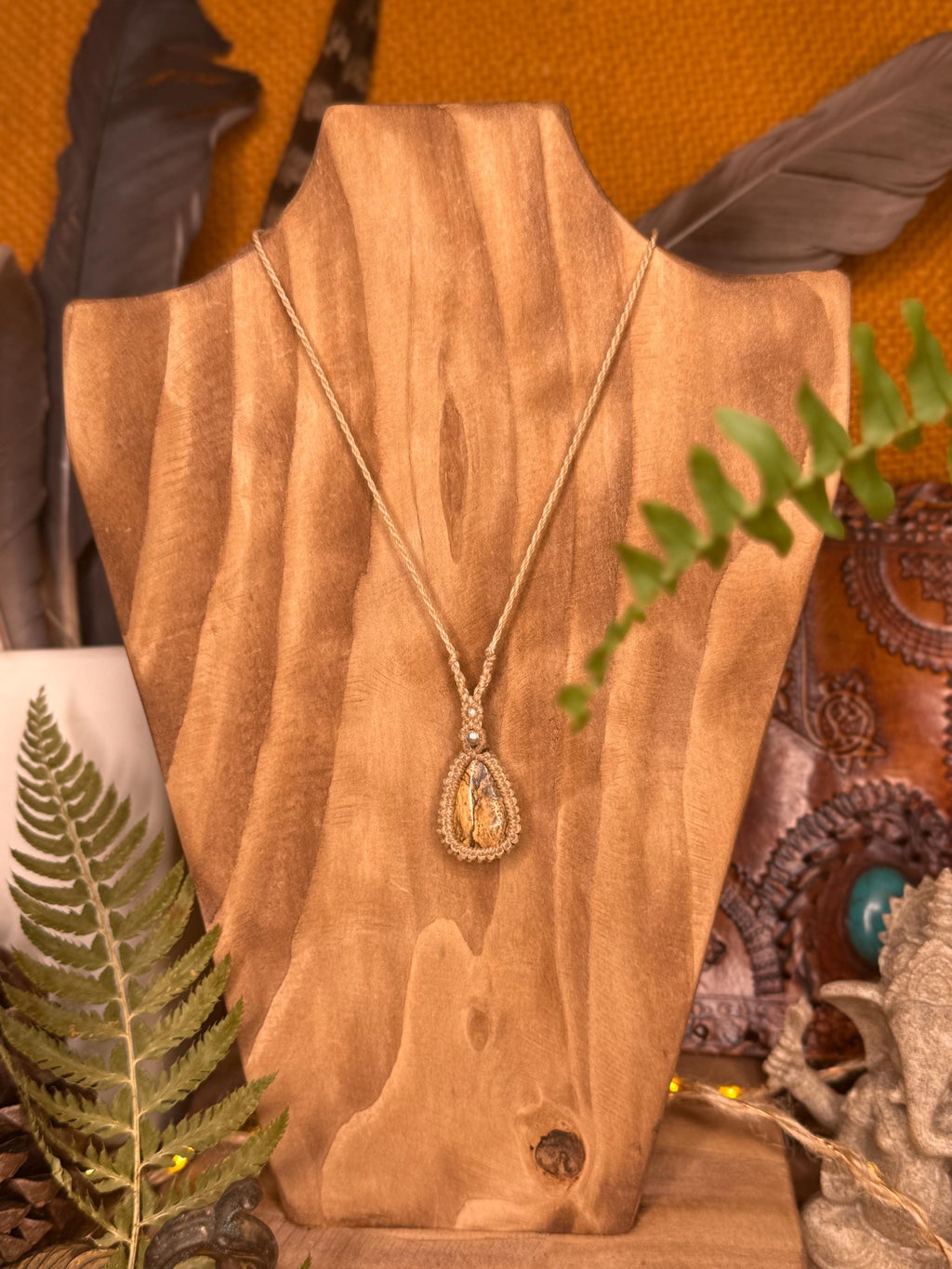 Collier fait main en micro-macramé avec pierre œil de tigre ou jaspe paysage cadeau énergétique collier bohème