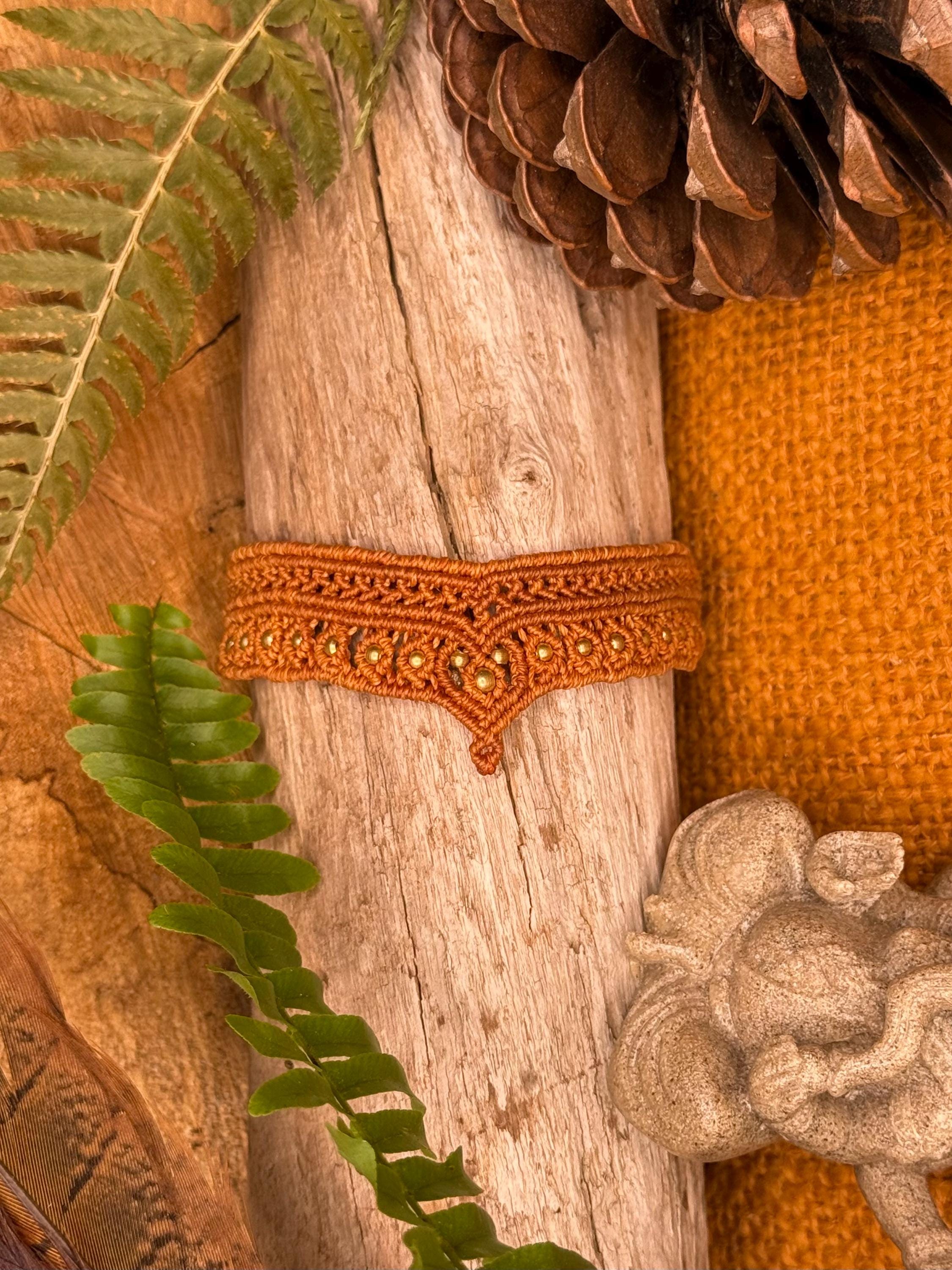 bracelet manchette micro-macramé fait main laiton makrame bohème cadeau énergétique médiéval