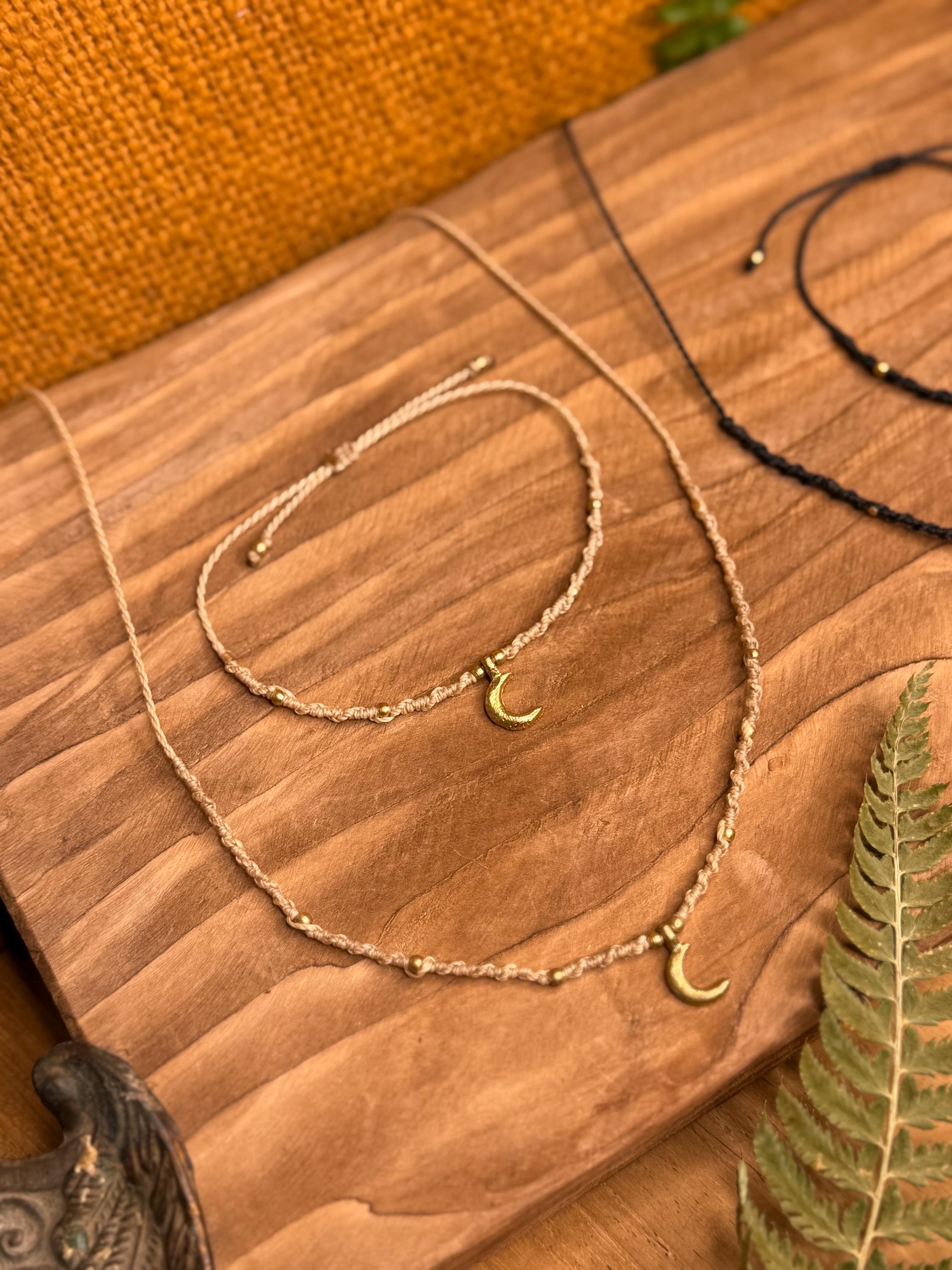 Ensemble de Tour de cou - collier pendentif lune fait main en micro-macramé laiton (ras de cou) (Neckband) noir et blanc cadeau femme