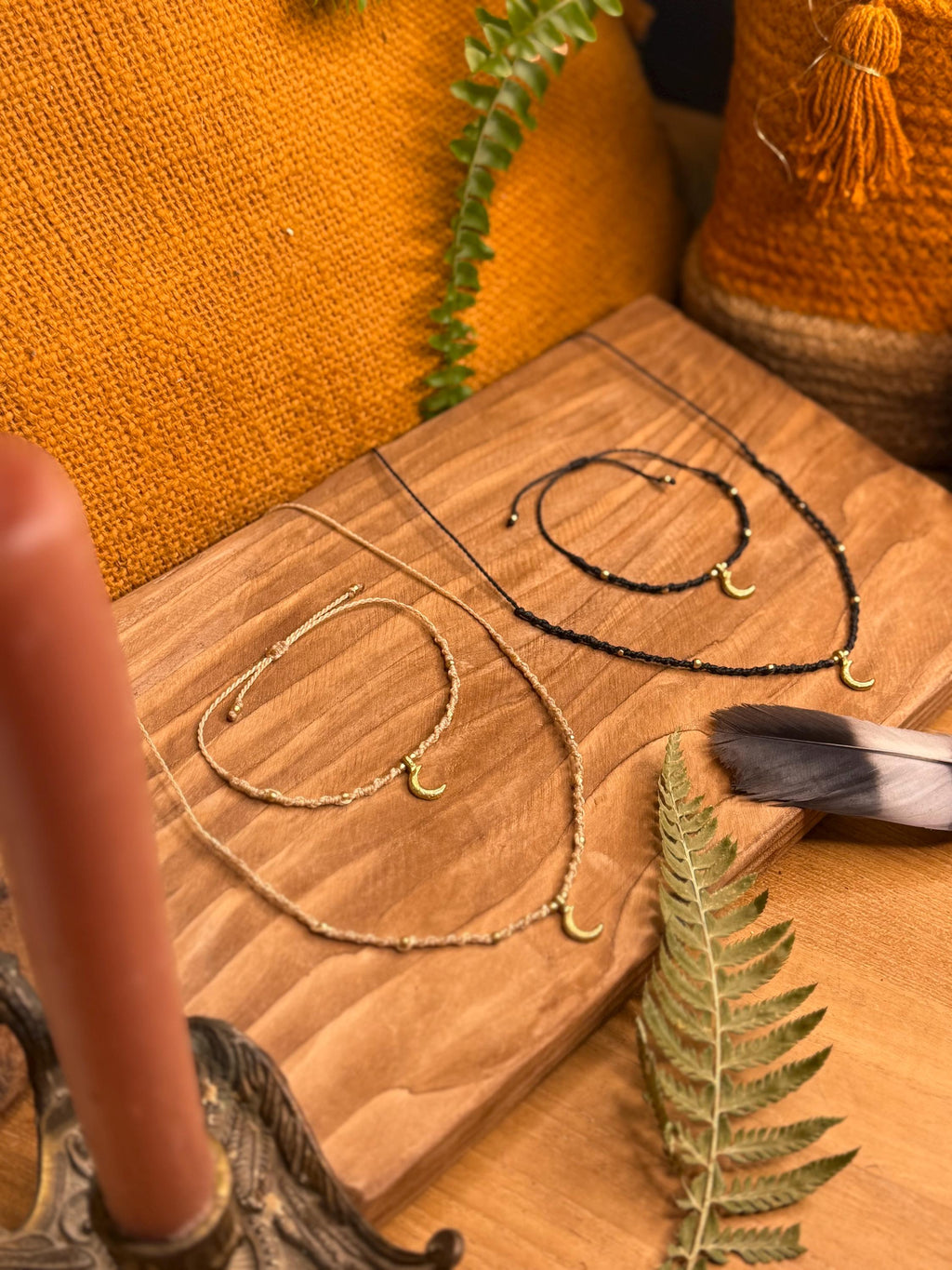 Ensemble de Tour de cou - collier pendentif lune fait main en micro-macramé laiton (ras de cou) (Neckband) noir et blanc cadeau femme