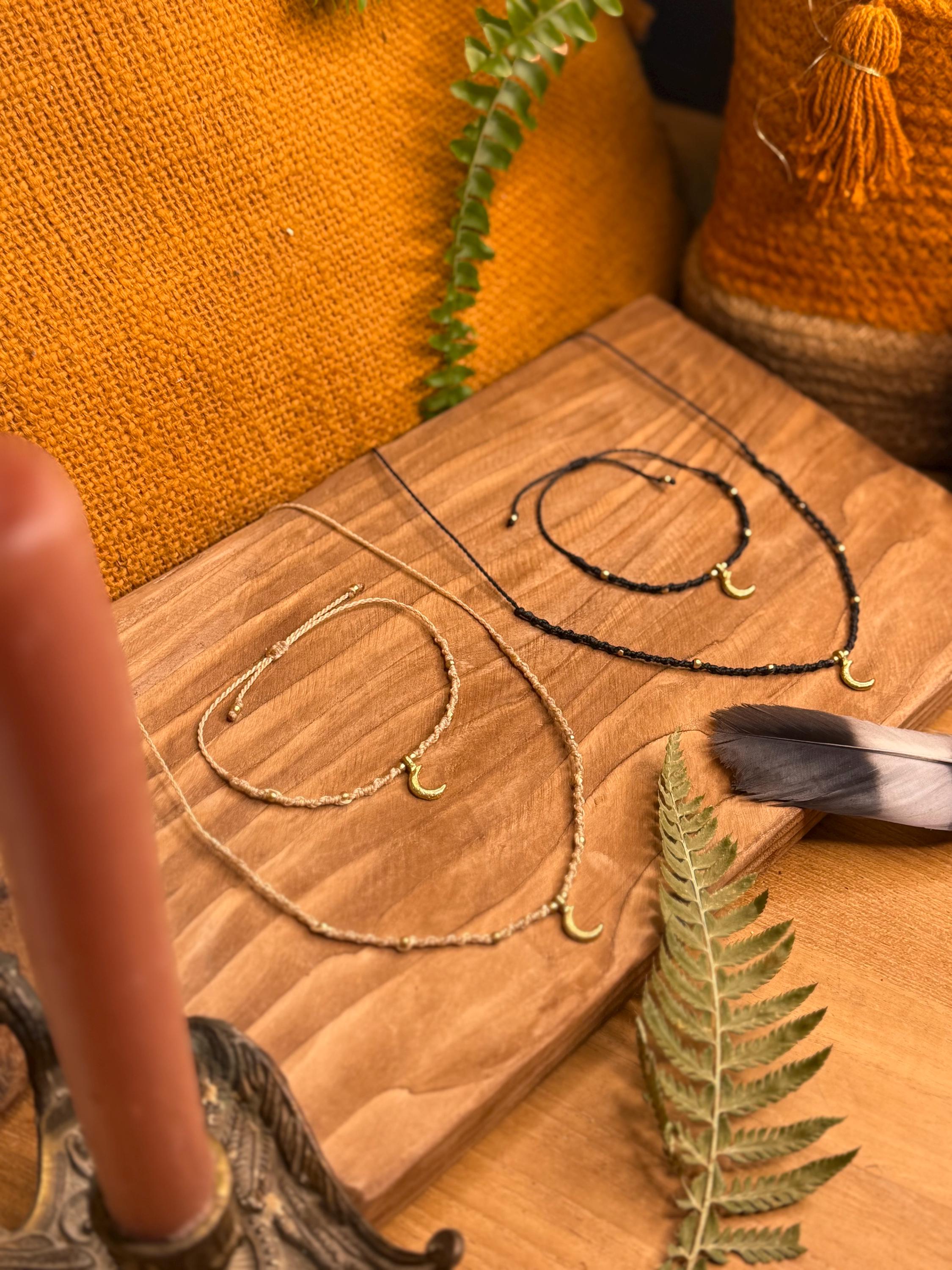 Ensemble de Tour de cou - collier pendentif lune fait main en micro-macramé laiton (ras de cou) (Neckband) noir et blanc cadeau femme