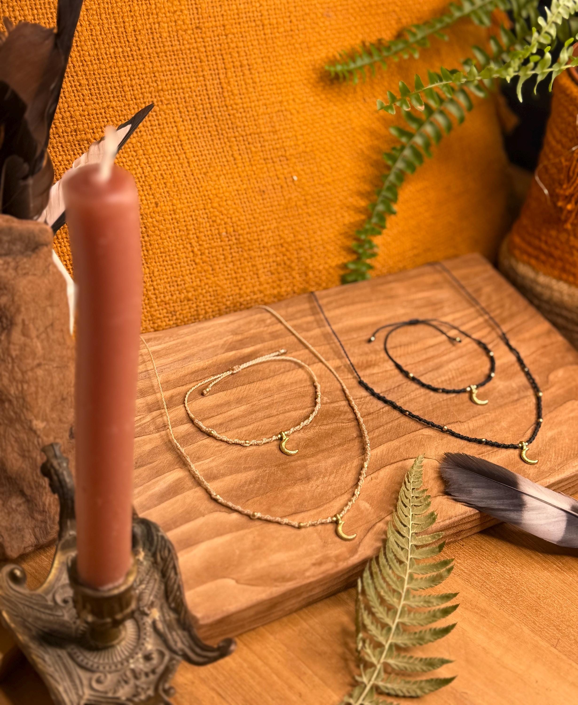 Ensemble de Tour de cou - collier pendentif lune fait main en micro-macramé laiton (ras de cou) (Neckband) noir et blanc cadeau femme