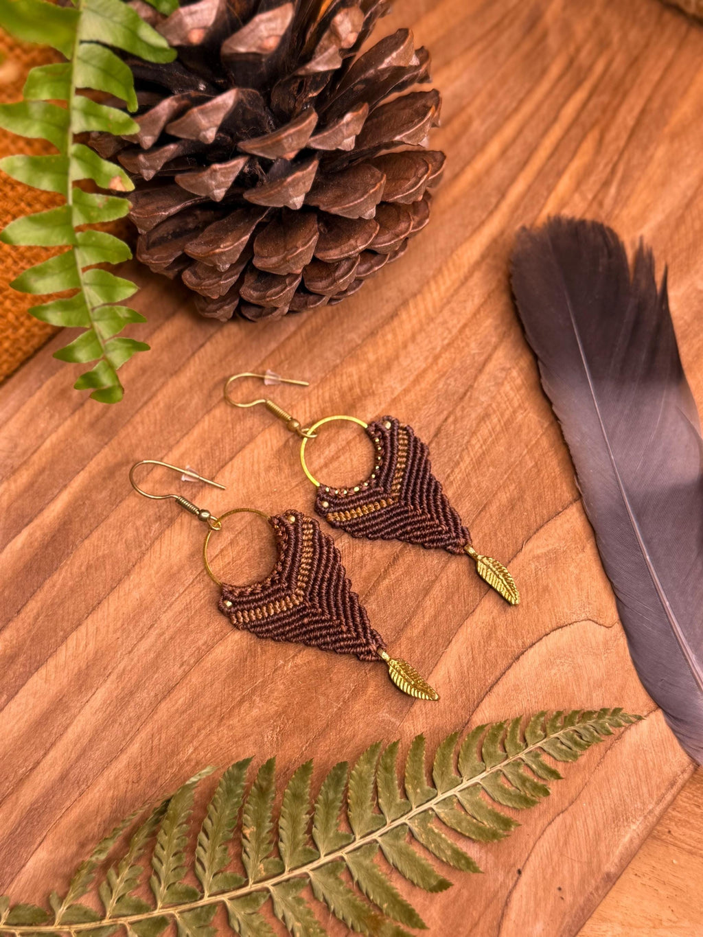 Petite boucles d’oreilles fait main en micro-macramé et breloque plume laiton doré - boucles d’oreilles hippie - amérindien et tribal