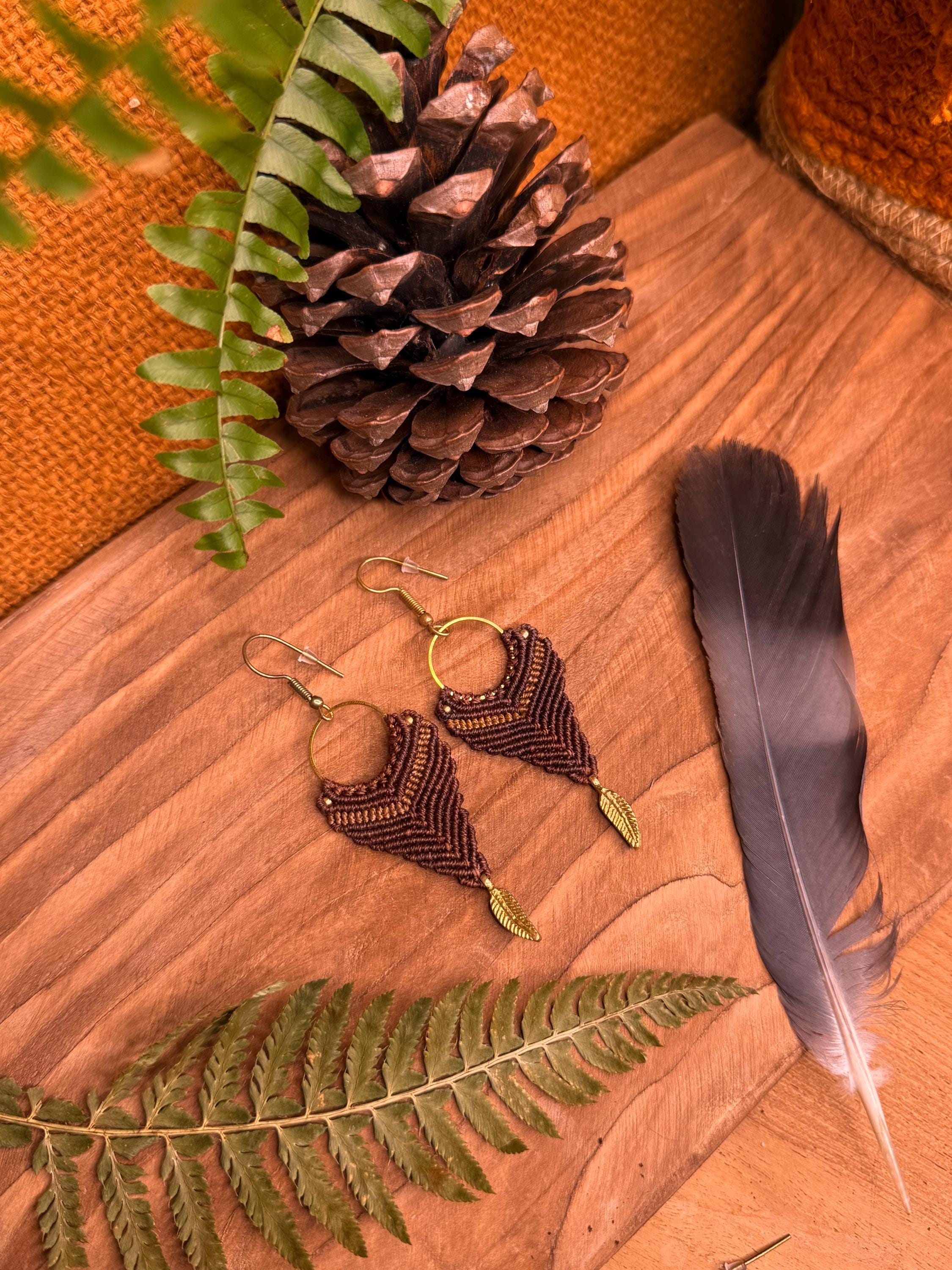 Petite boucles d’oreilles fait main en micro-macramé et breloque plume laiton doré - boucles d’oreilles hippie - amérindien et tribal