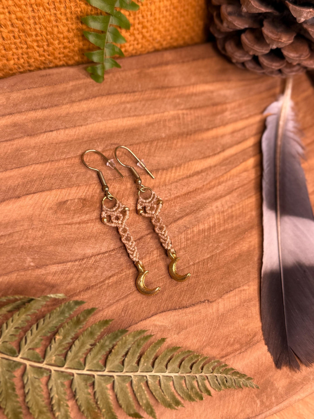 Petite boucles d’oreilles fait main en micro-macramé et breloque lune enlaiton doré - boucles d’oreilles hippie - bohème