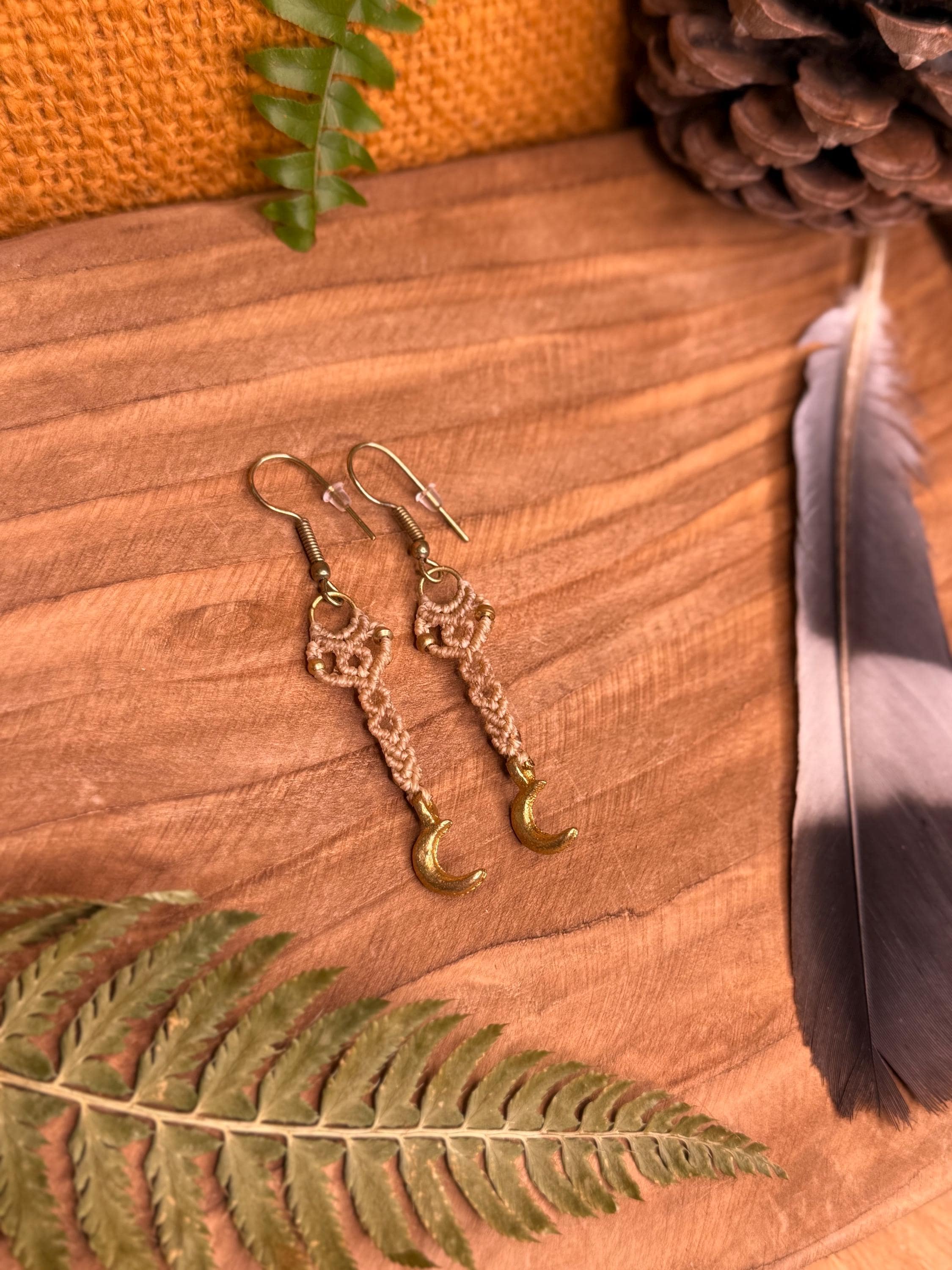 Petite boucles d’oreilles fait main en micro-macramé et breloque lune enlaiton doré - boucles d’oreilles hippie - bohème