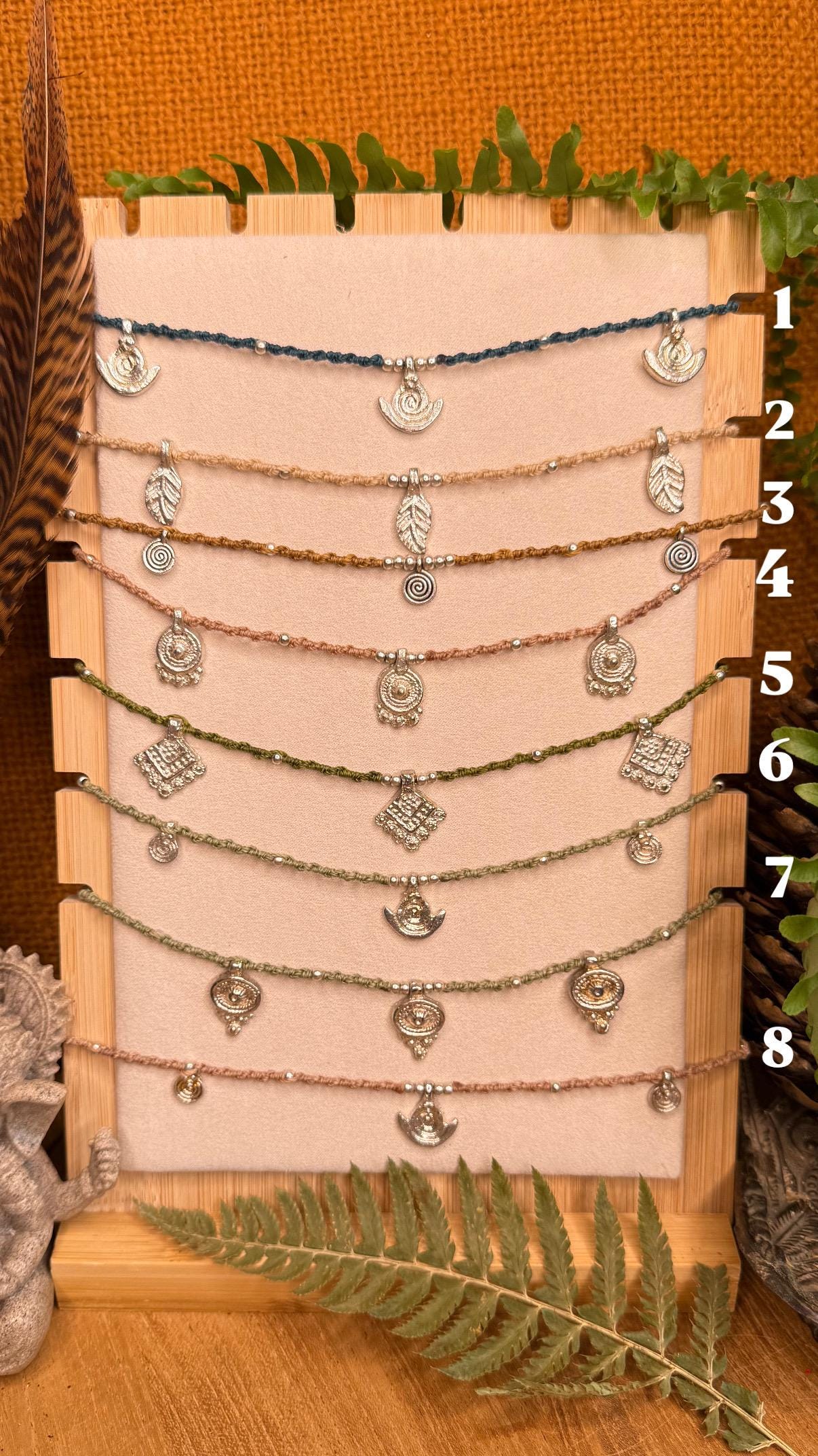 Tour de cou à breloques été fait main en micro-macramé laiton (ras de cou) (Neckband cadeau femme