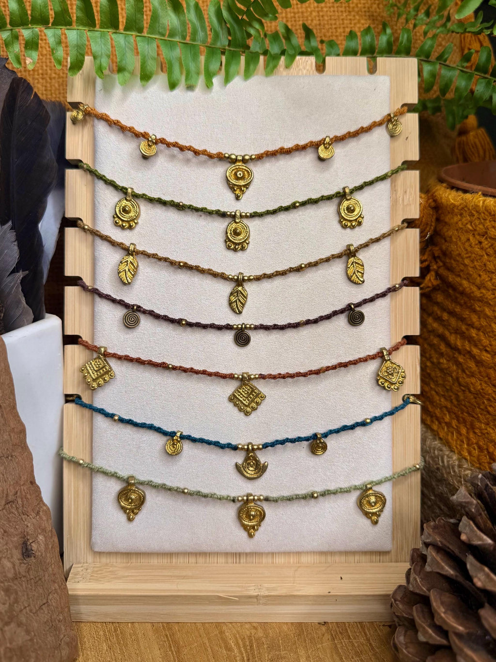 Tour de cou à breloques fait main en micro-macramé laiton doré (ras de cou) (Neckband cadeau femme