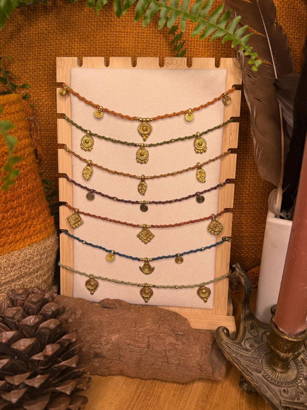 Tour de cou à breloques fait main en micro-macramé laiton doré (ras de cou) (Neckband cadeau femme