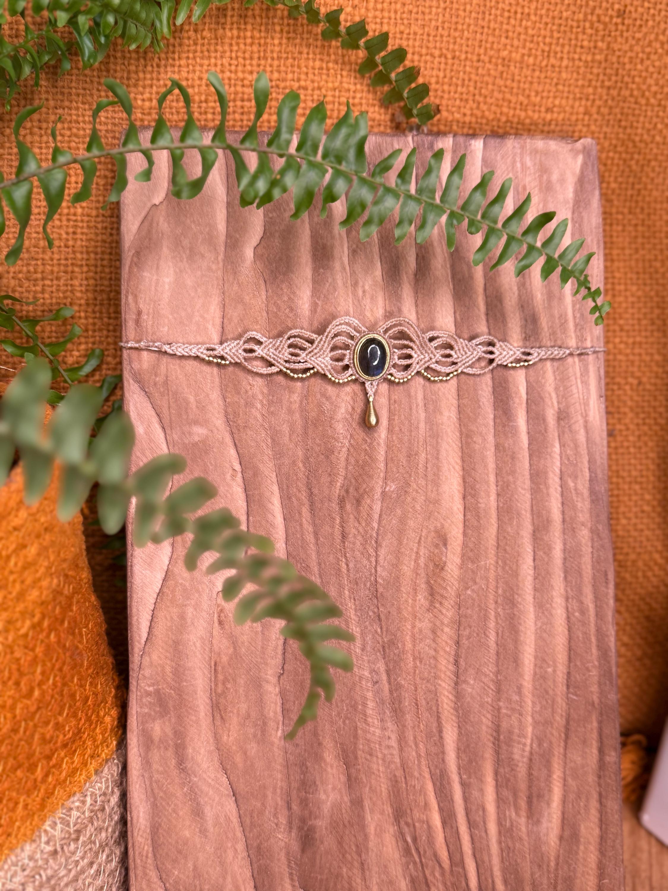 Tour de cou fait main micro-macramé avec pierre de labradorite rainurée laiton doré (Neckband-ras de cou) collier hippie - collier bohème