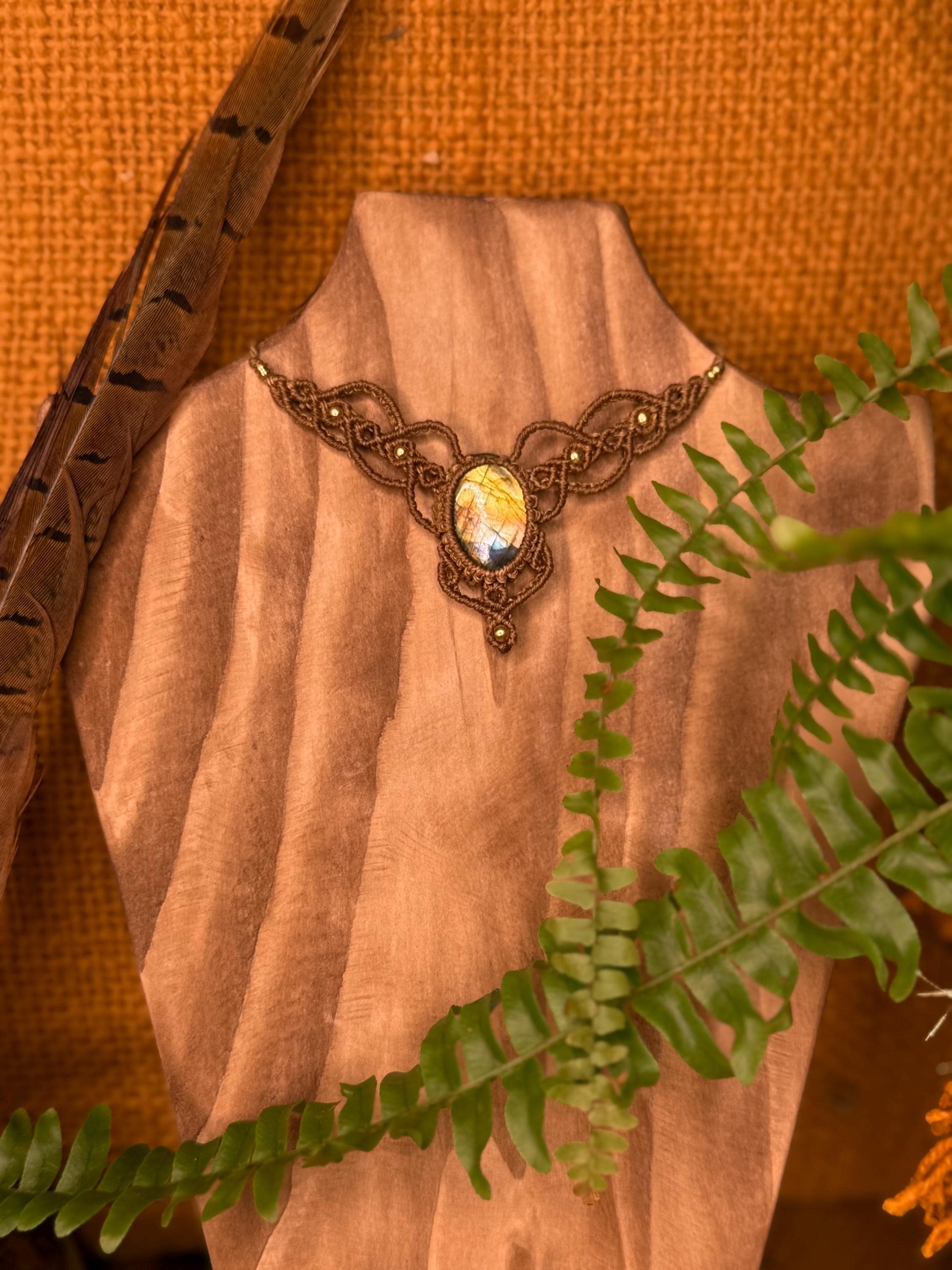 Collier / Tour de cou fait main micro-macramé avec pierre naturelle labradorite (Neckband-ras de cou) cadeau énergétique