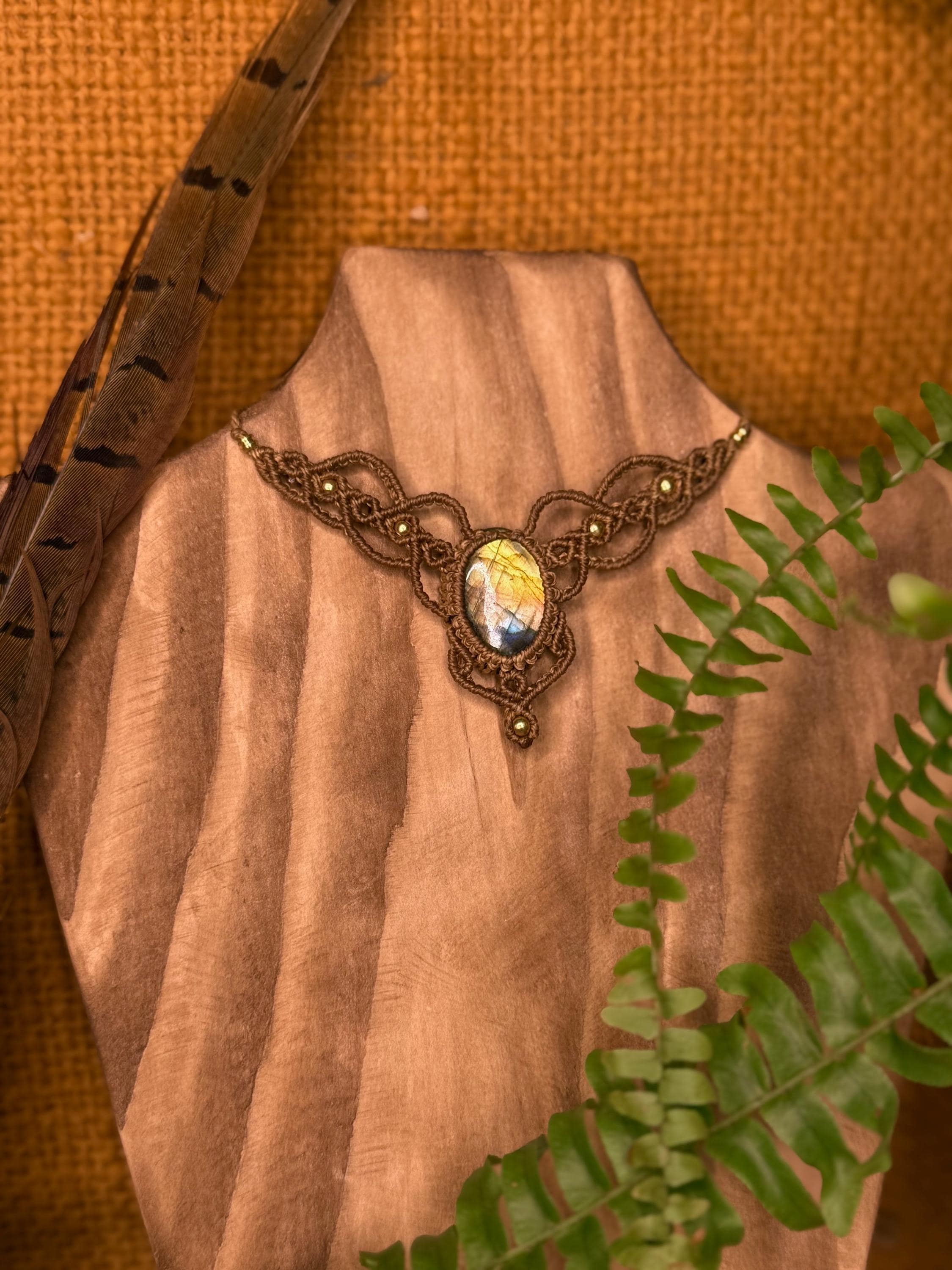 Collier / Tour de cou fait main micro-macramé avec pierre naturelle labradorite (Neckband-ras de cou) cadeau énergétique