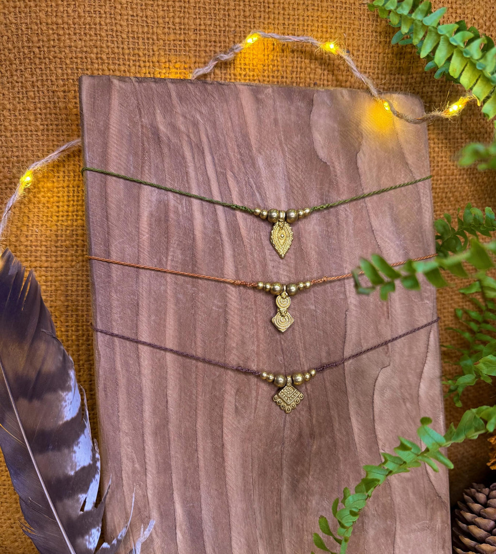 Tour de cou à breloque fait main en micro-macramé laiton (ras de cou) (Neckband) amérindien tribal cadeau énergétique