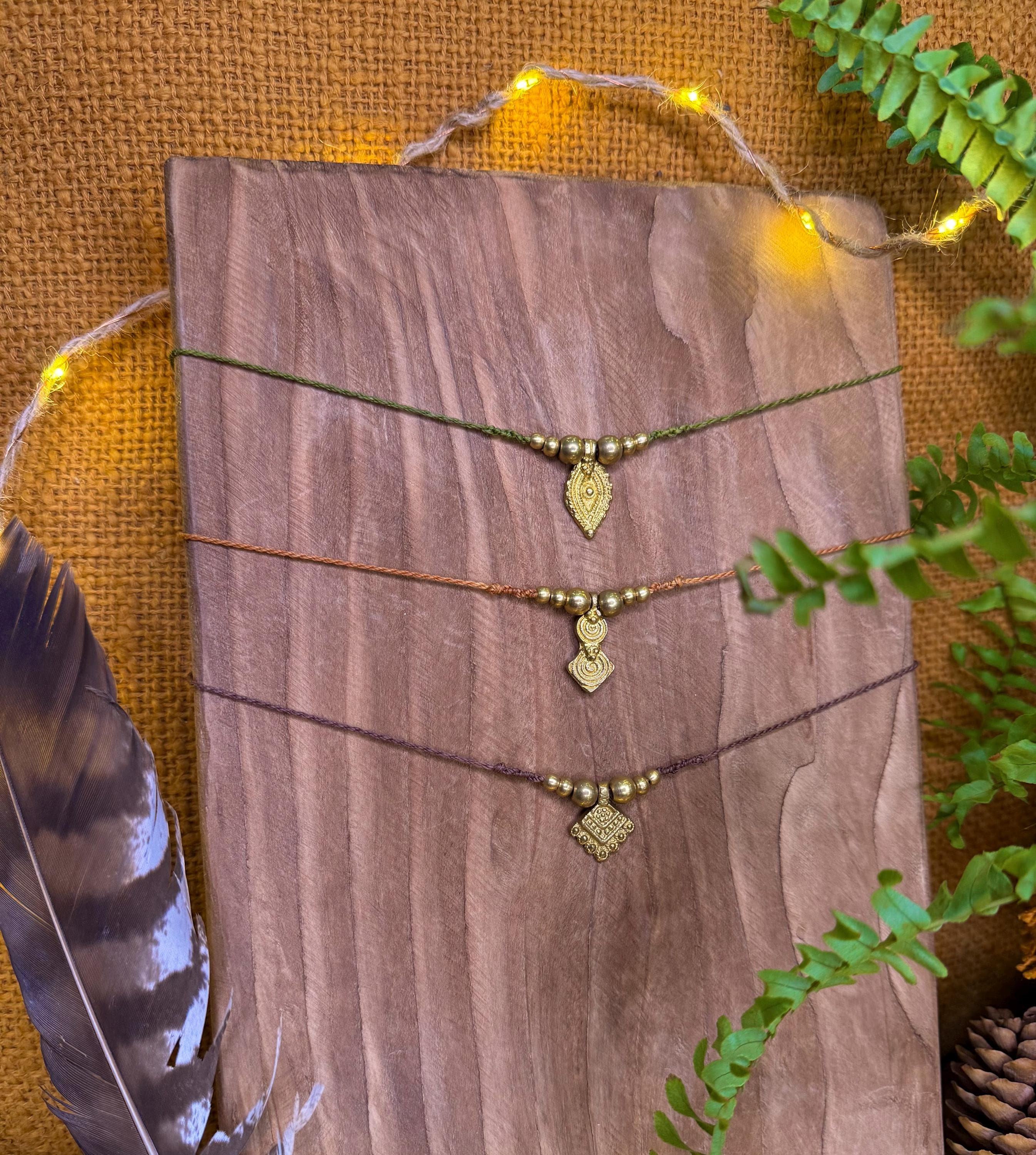 Tour de cou à breloque fait main en micro-macramé laiton (ras de cou) (Neckband) amérindien tribal cadeau énergétique