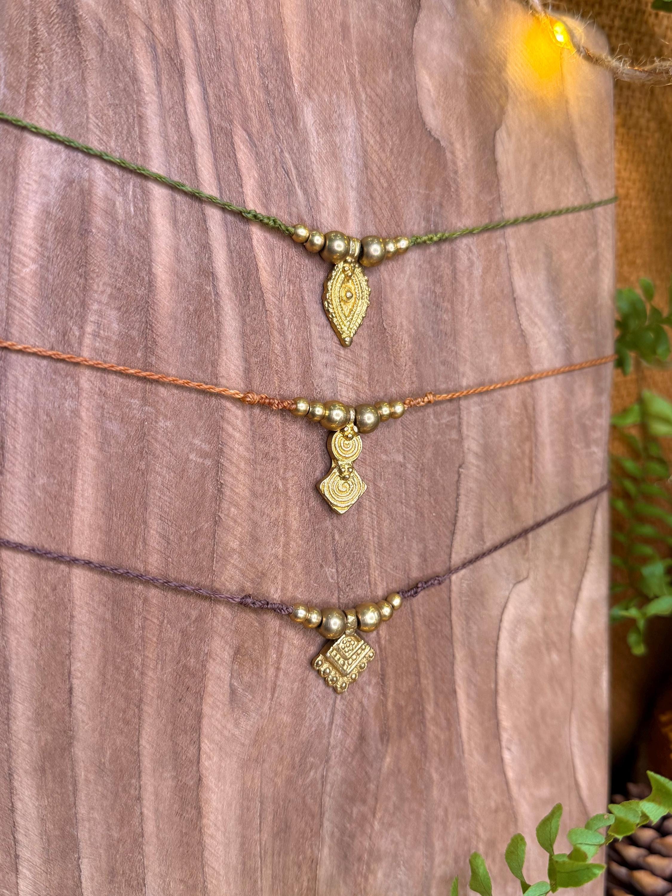 Tour de cou à breloque fait main en micro-macramé laiton (ras de cou) (Neckband) amérindien tribal cadeau énergétique