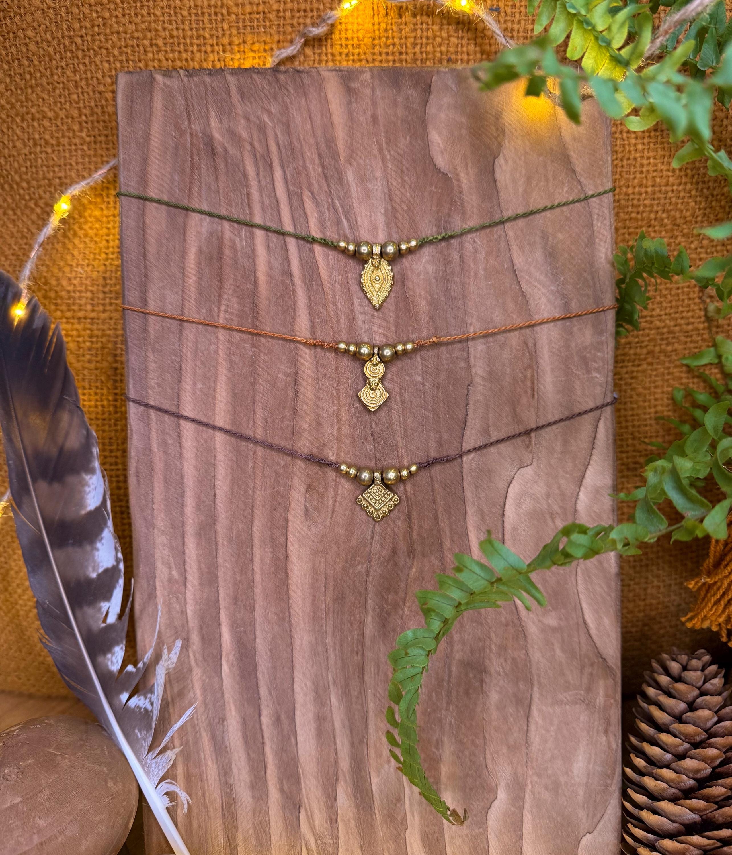 Tour de cou à breloque fait main en micro-macramé laiton (ras de cou) (Neckband) amérindien tribal cadeau énergétique