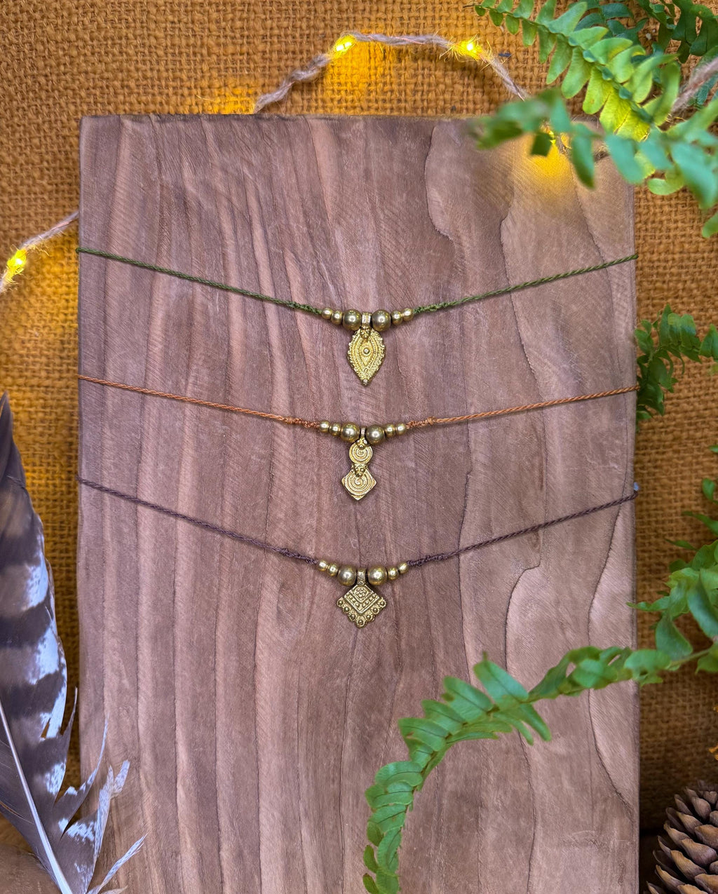 Tour de cou à breloque fait main en micro-macramé laiton (ras de cou) (Neckband) amérindien tribal cadeau énergétique