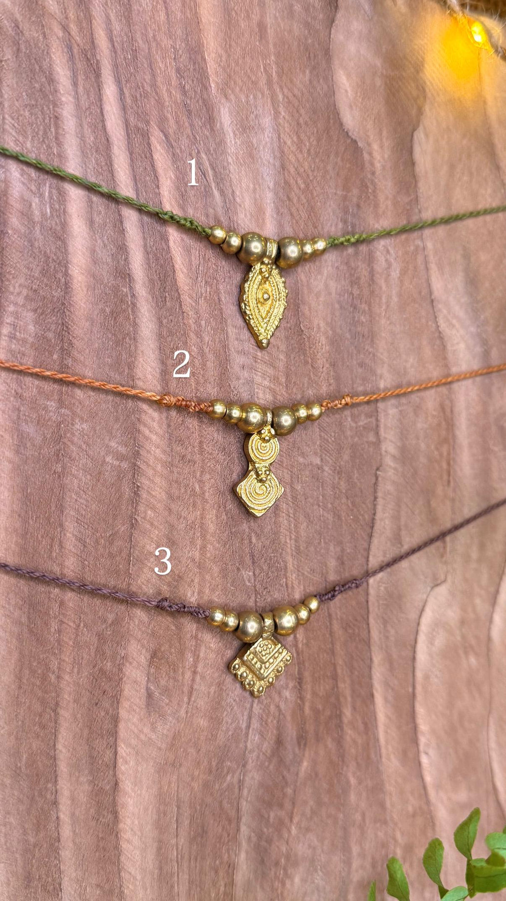 Tour de cou à breloque fait main en micro-macramé laiton (ras de cou) (Neckband) amérindien tribal cadeau énergétique