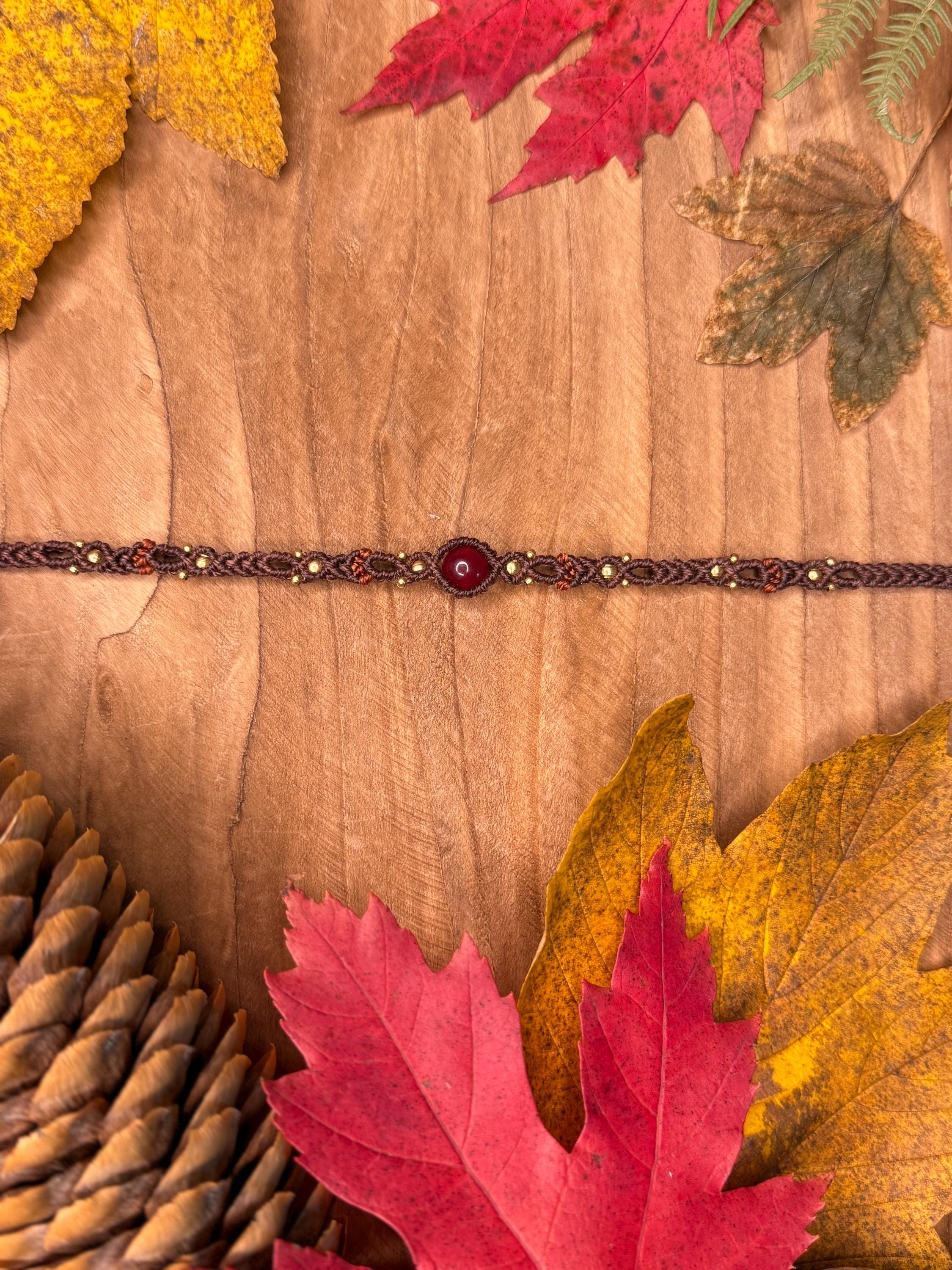 Tour de cou grenat micro-macramé laiton fait main (ras de cou) (Neckband) - bohème - makrame cadeau femme énergétique