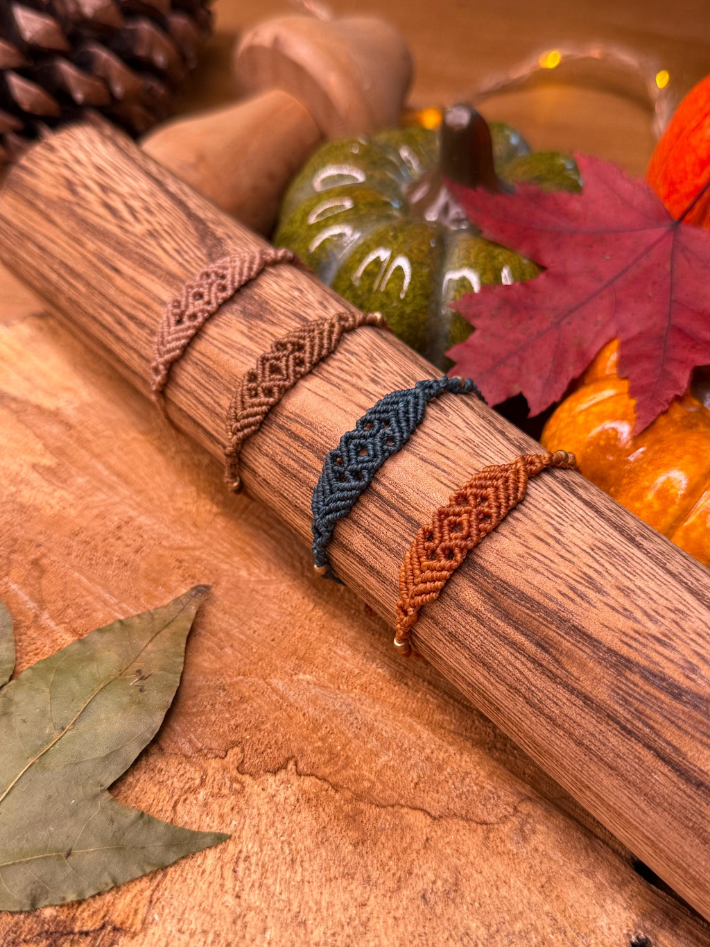 Bracelet pour enfant fait main en micro-macramé et laiton