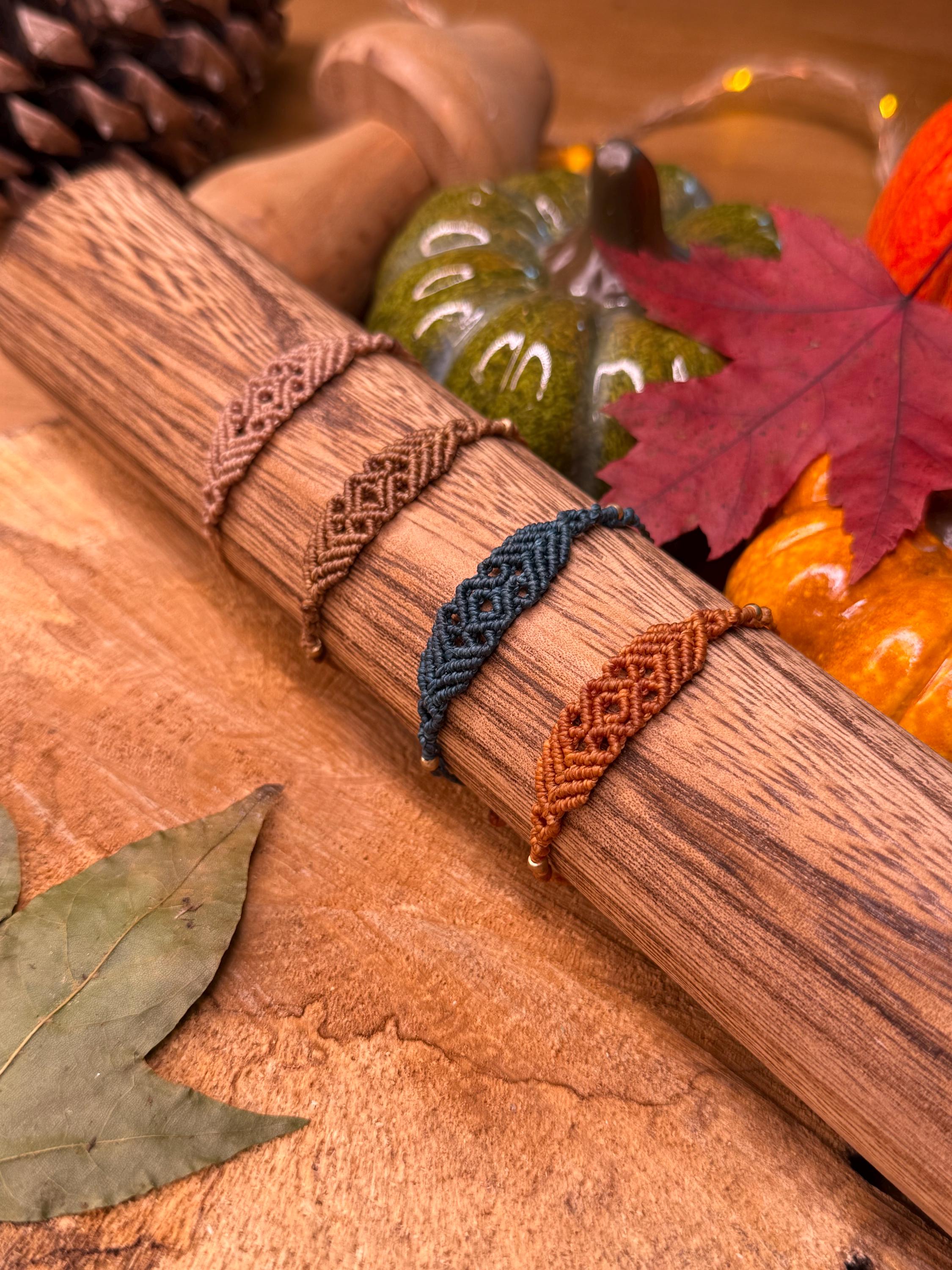 Bracelet pour enfant fait main en micro-macramé et laiton