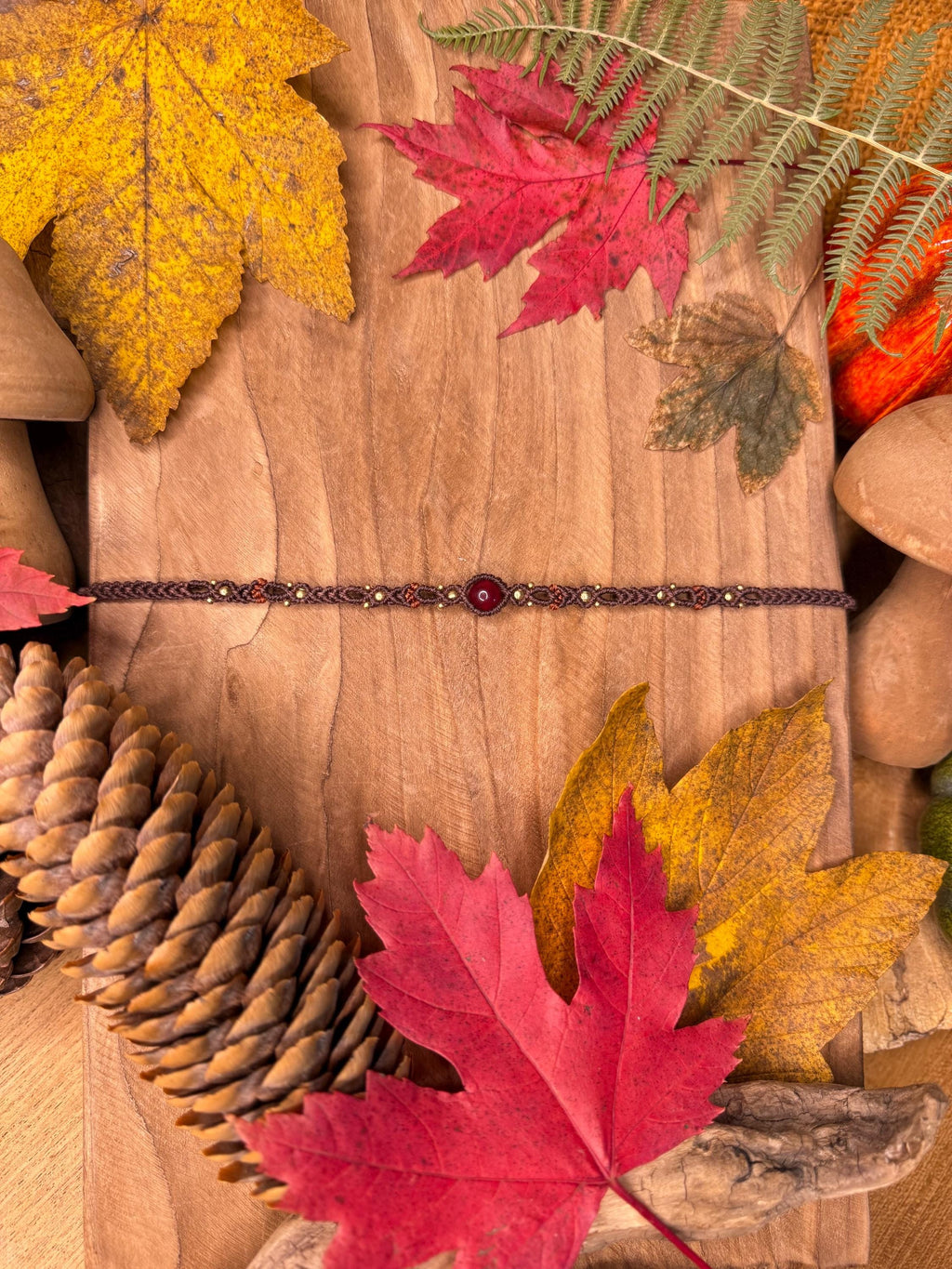 Tour de cou grenat micro-macramé laiton fait main (ras de cou) (Neckband) - bohème - makrame cadeau femme énergétique