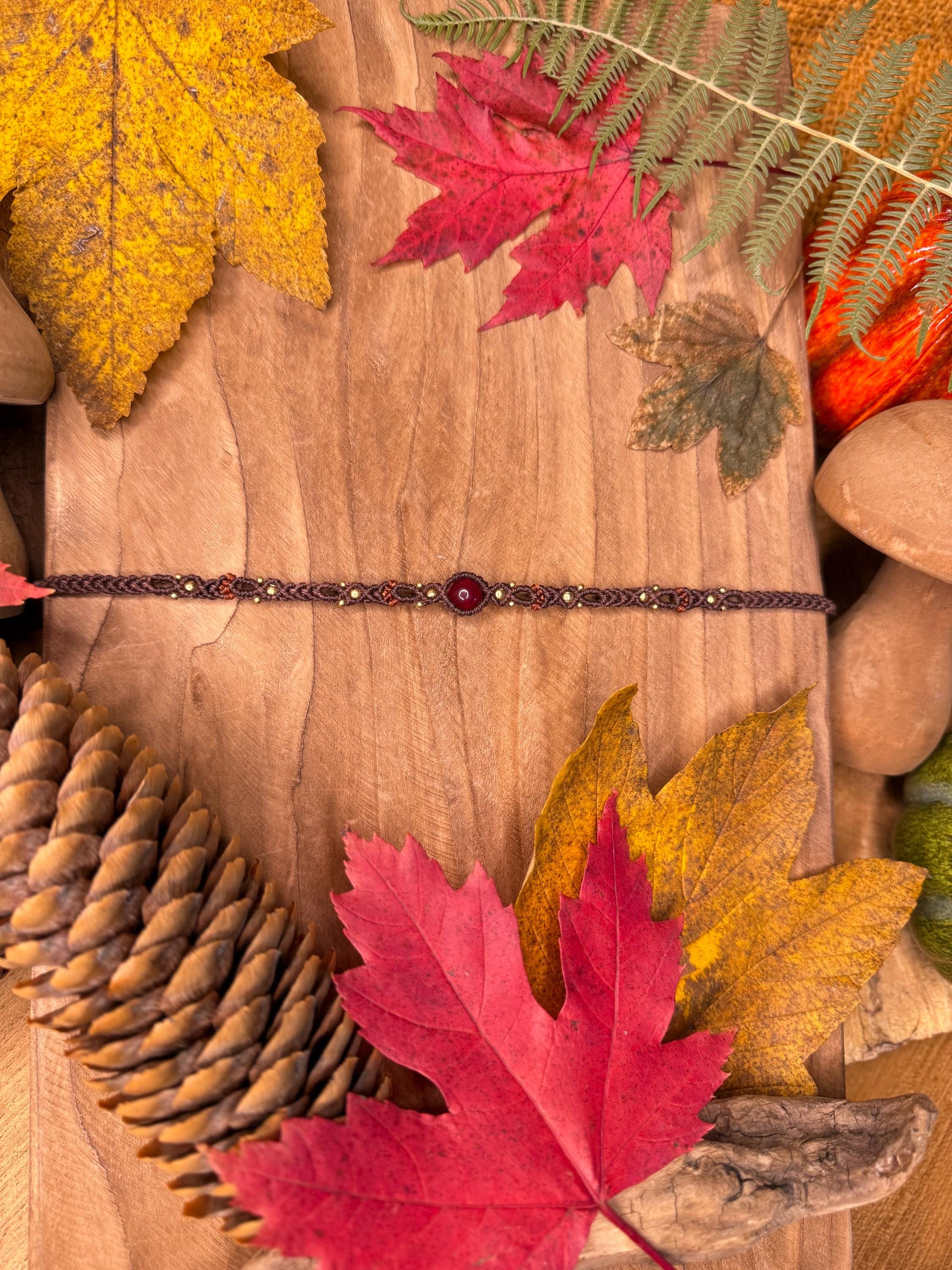 Tour de cou grenat micro-macramé laiton fait main (ras de cou) (Neckband) - bohème - makrame cadeau femme énergétique