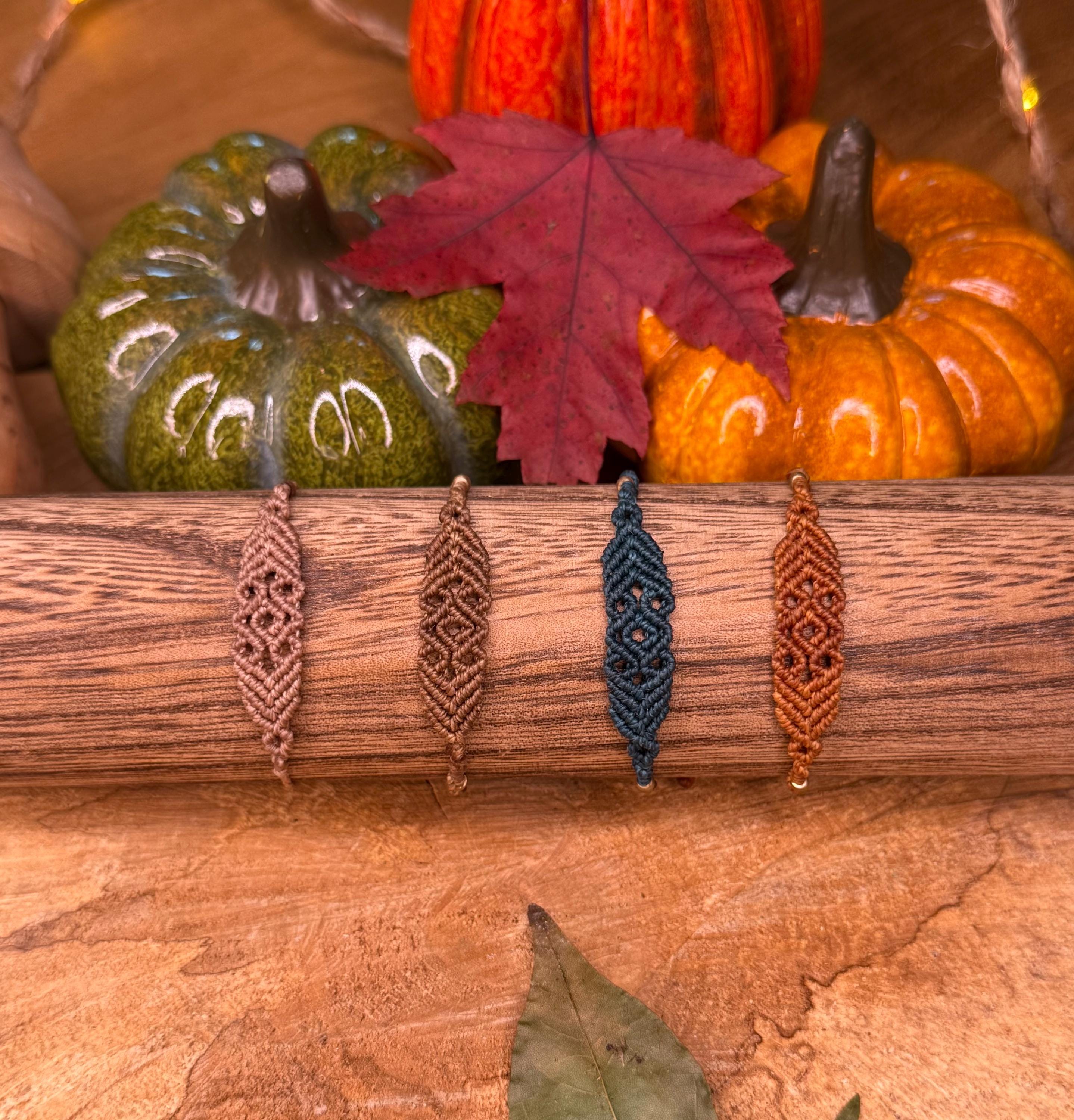 Bracelet pour enfant fait main en micro-macramé et laiton