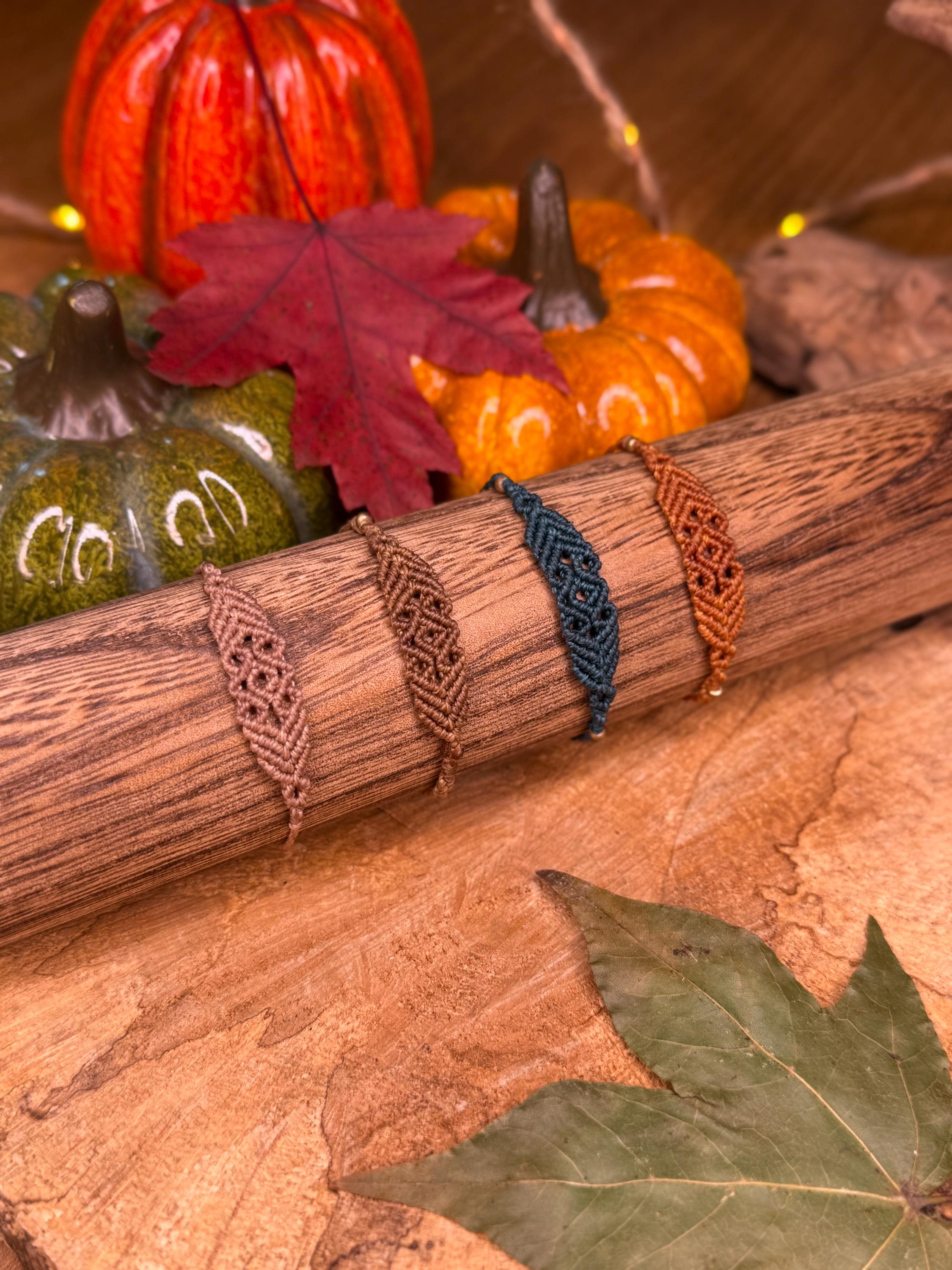 Bracelet pour enfant fait main en micro-macramé et laiton