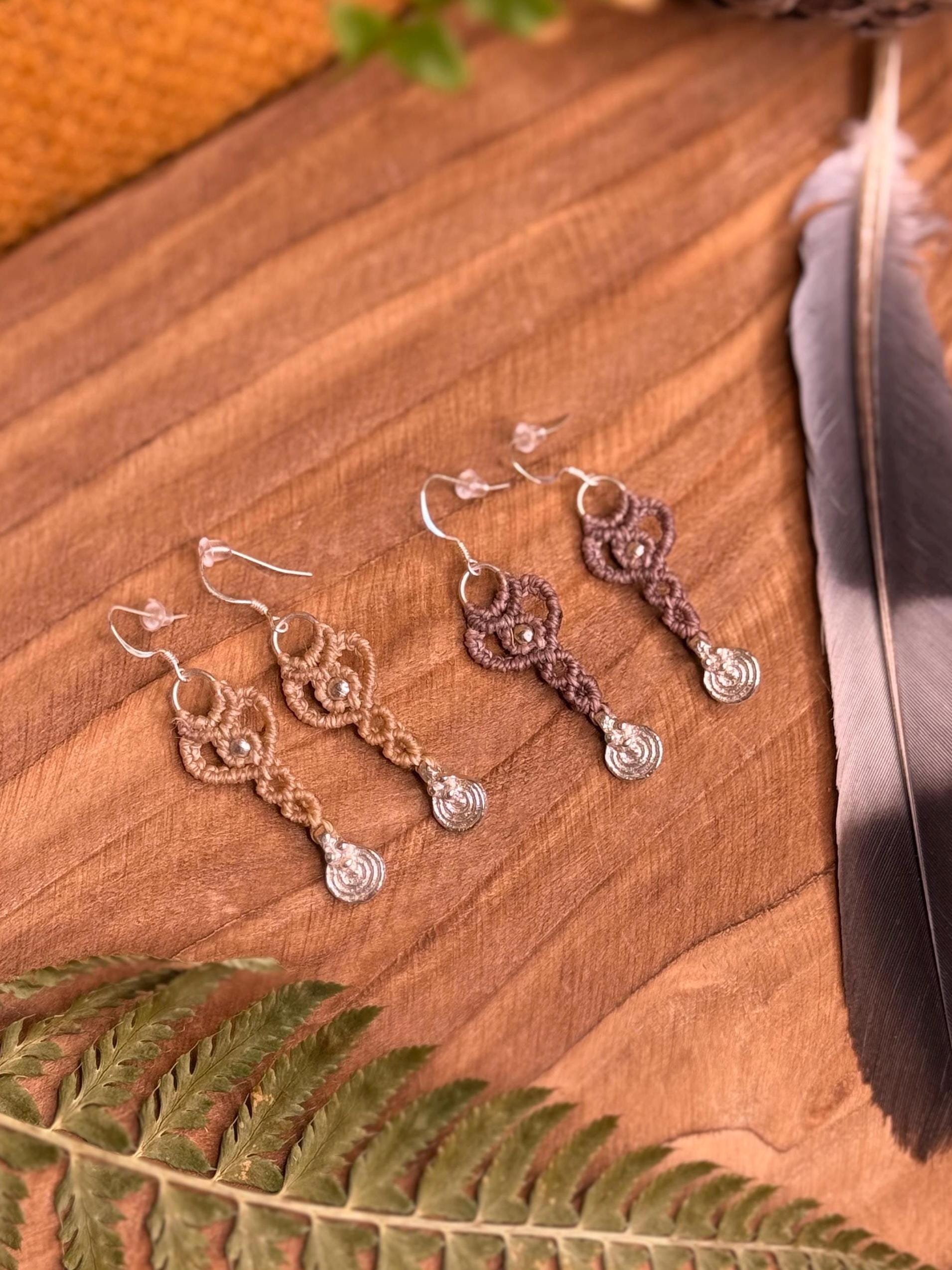 Petite boucles d’oreilles fait main en micro-macramé et laiton argenté - boucles d’oreilles hippie - boucles d’oreilles bohème