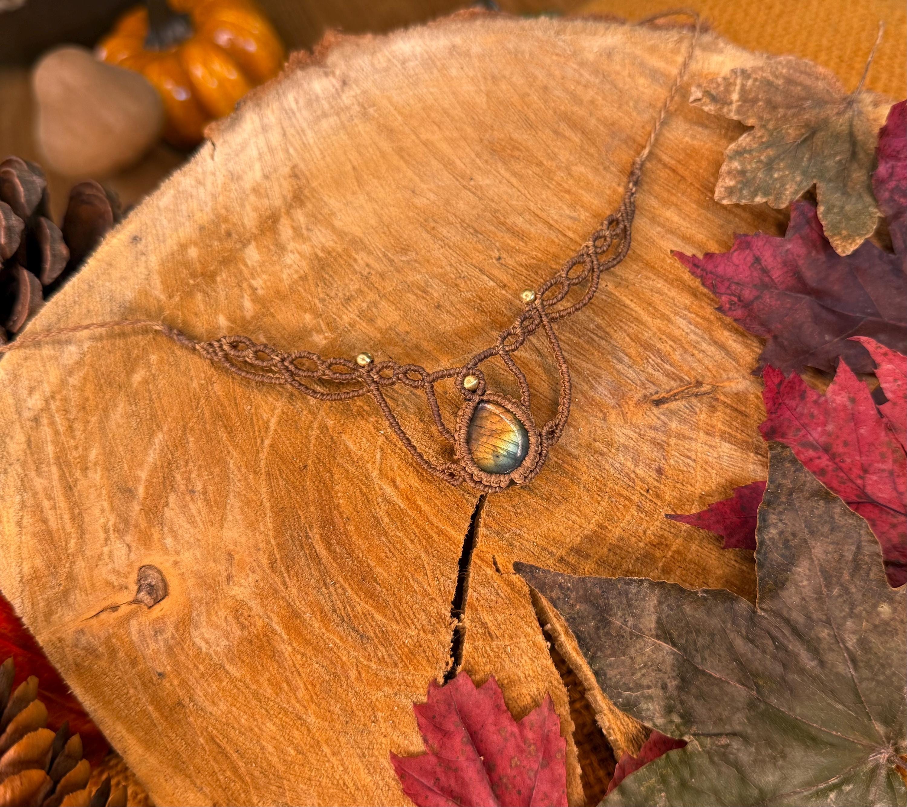Collier / Tour de cou fait main micro-macramé avec pierre naturelle labradorite (Neckband-ras de cou) cadeau énergétique