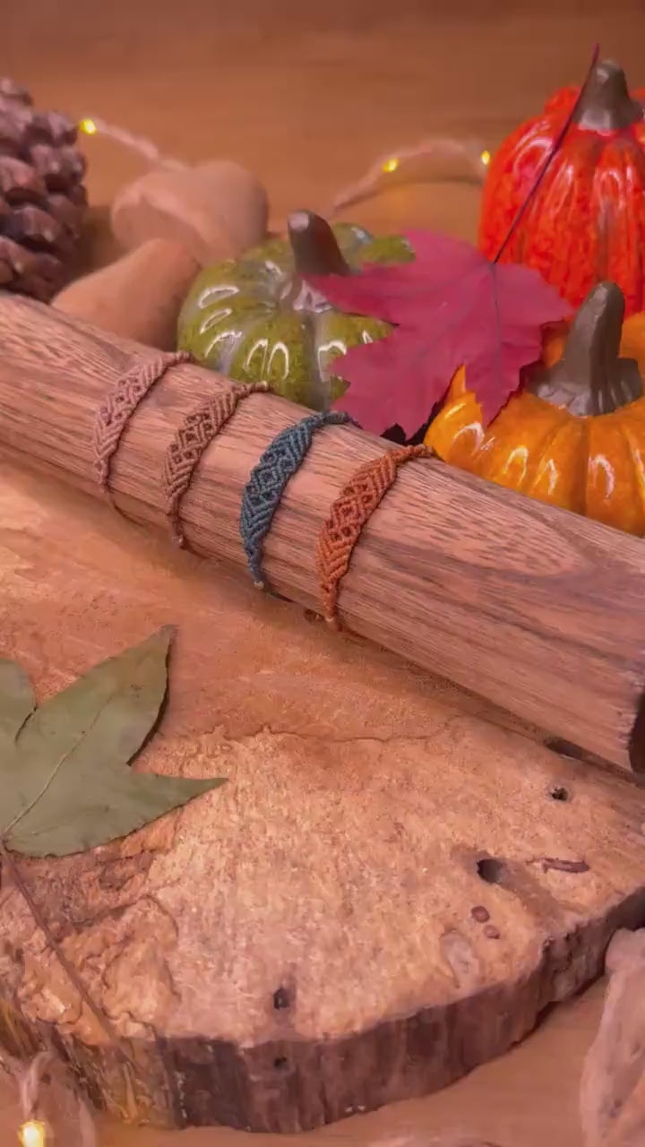 Bracelet pour enfant fait main en micro-macramé et laiton