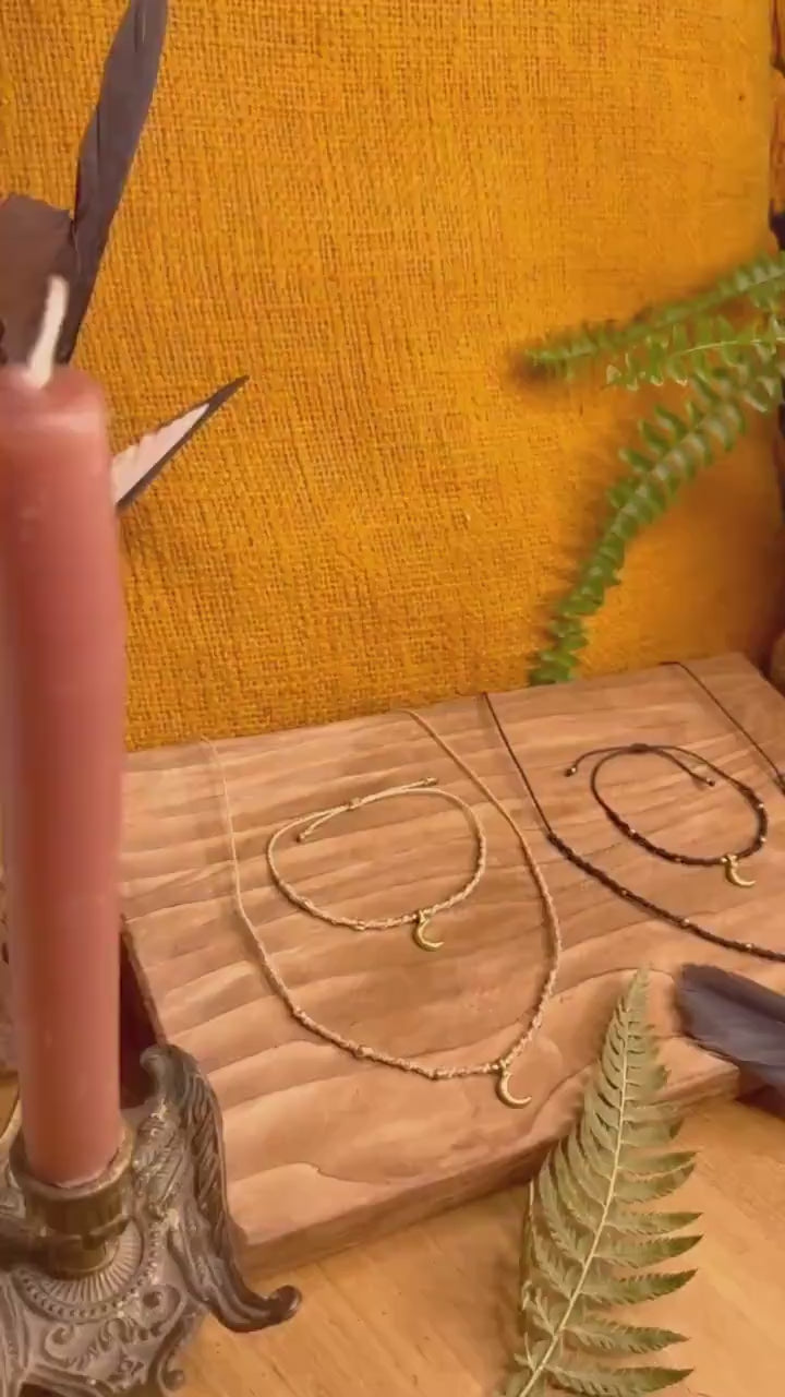 Ensemble de Tour de cou - collier pendentif lune fait main en micro-macramé laiton (ras de cou) (Neckband) noir et blanc cadeau femme