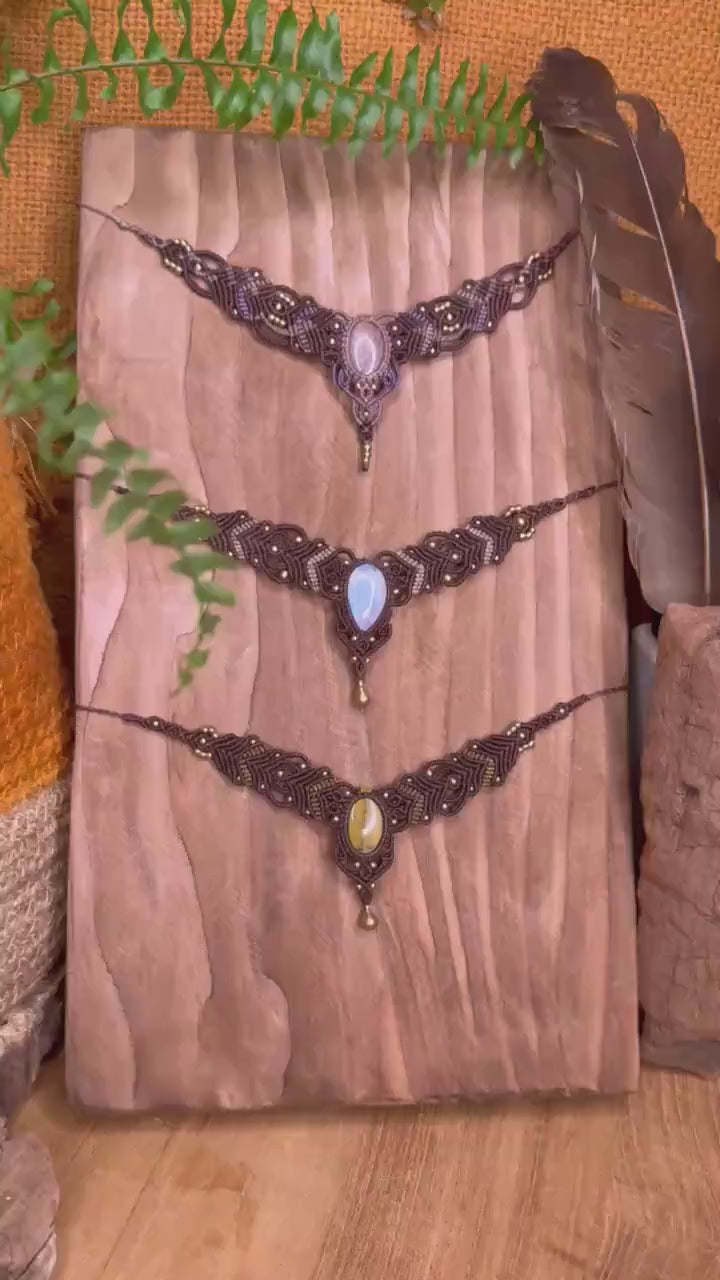 Collier • Tour de cou fait main en micro-macramé avec pierre de lune pêche ou œil de tigre ou lune cadeau énergétique • médiéval ancestral