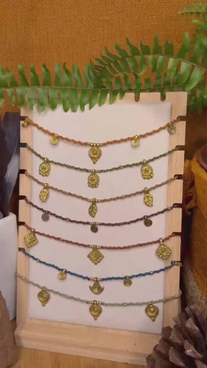 Tour de cou à breloques fait main en micro-macramé laiton doré (ras de cou) (Neckband cadeau femme