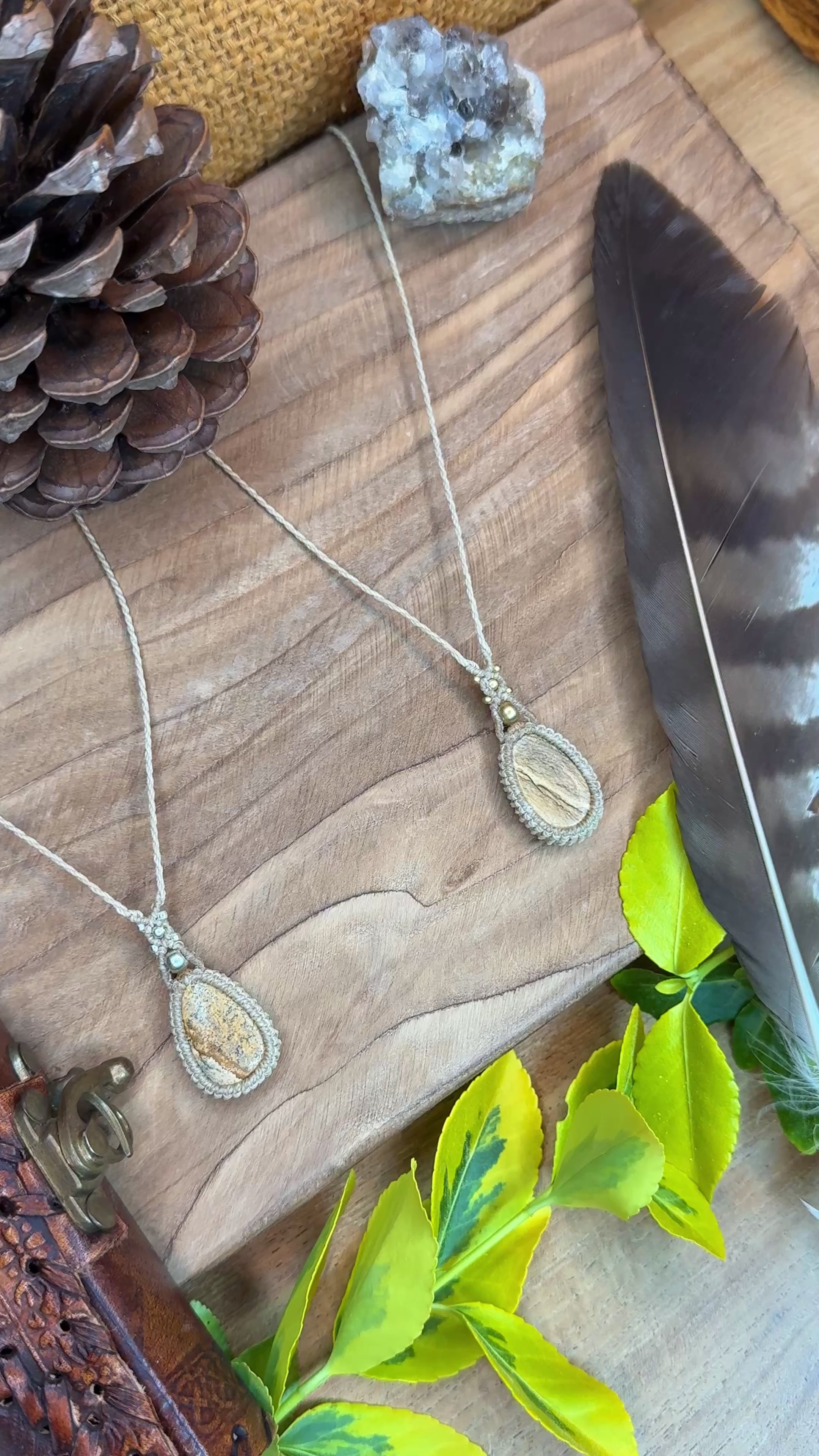 Necklace with a tiger's eye or landscape jasper stone