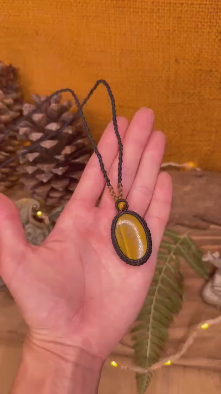 Collier fait main en micro-macramé avec pierre œil de tigre - makrame - collier hippie - collier bohème - collier zen - collier homme femme