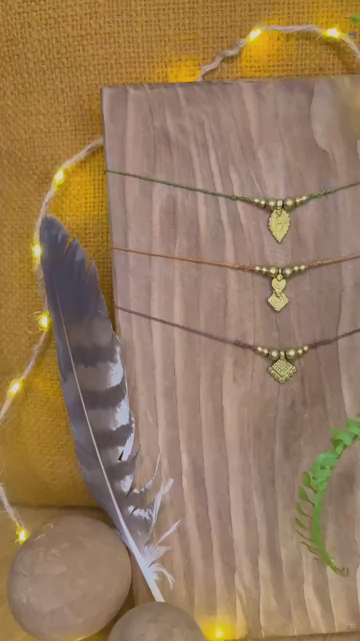 Tour de cou à breloque fait main en micro-macramé laiton (ras de cou) (Neckband) amérindien tribal cadeau énergétique